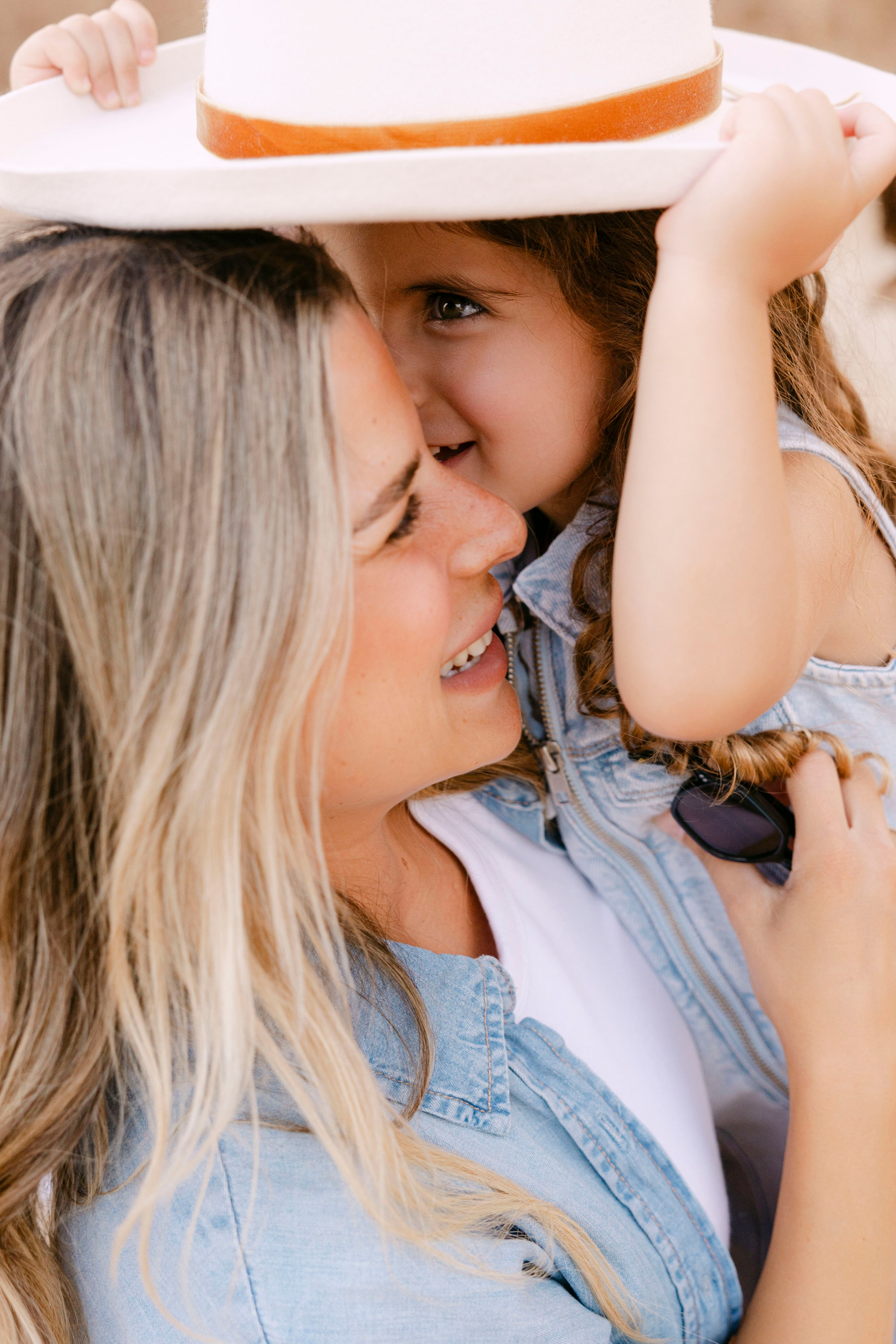 Pregnancy photoshoot at the horse farm. Главная