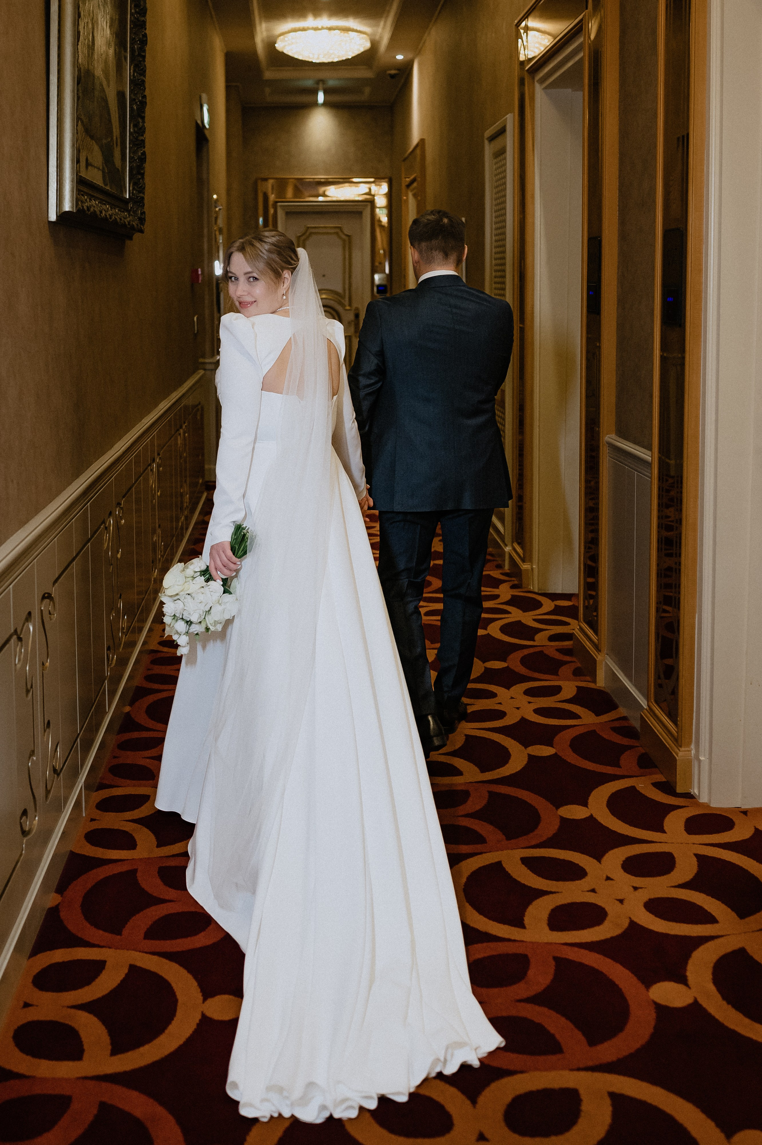 Свадебная фотосессия в коридоре отеля St. Regis Nikolskaya