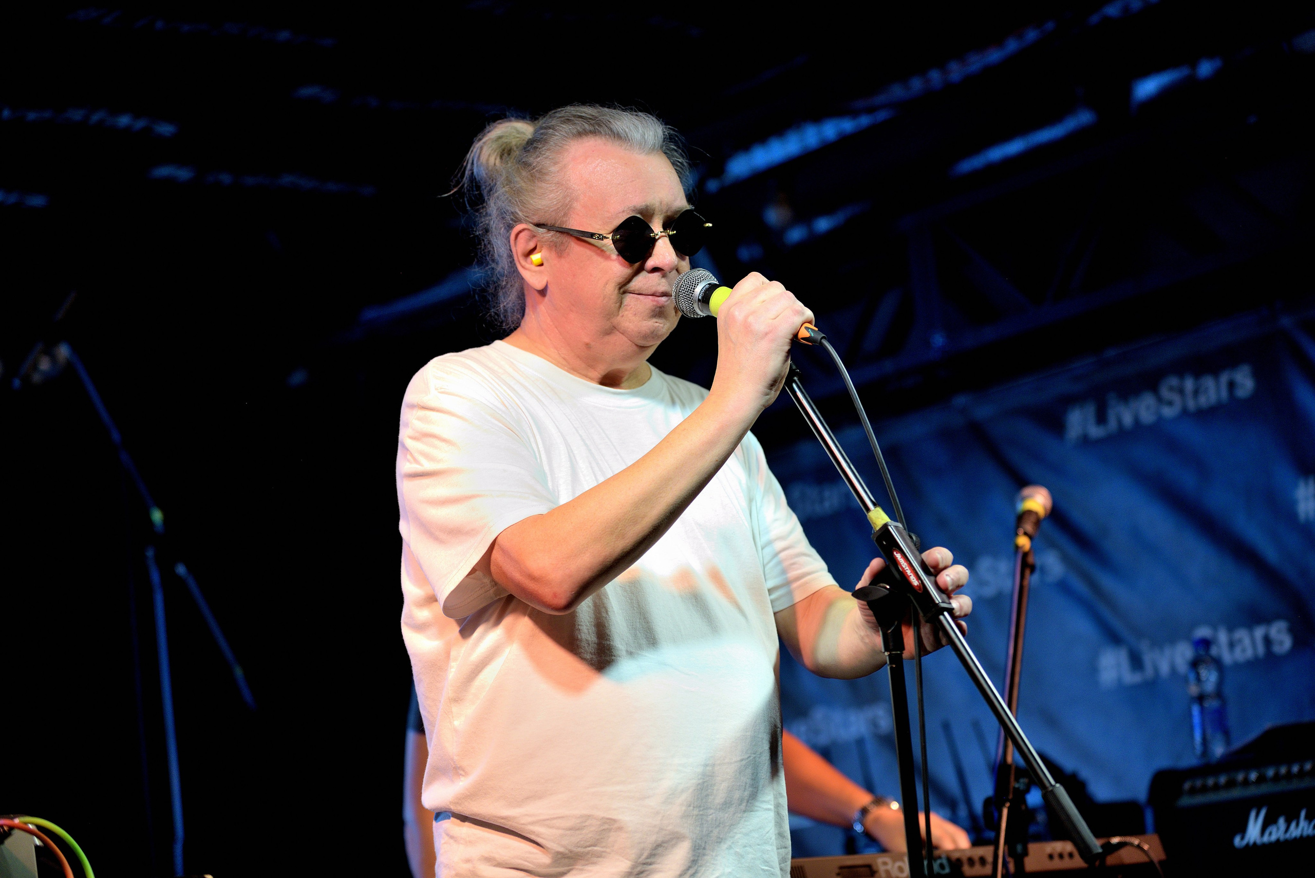 "Солист группы "Inner Conflict" на выступлении в клубе "LiveStars".