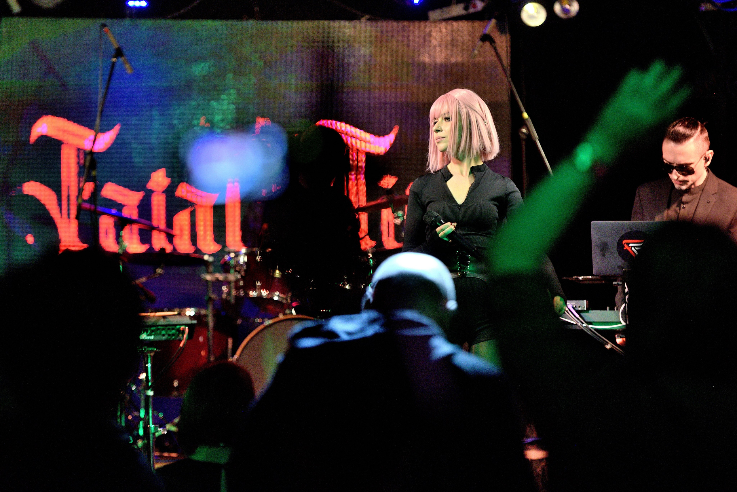 "Солистка группы "Fatal Aim" выступает на сцене клуба Livestars".