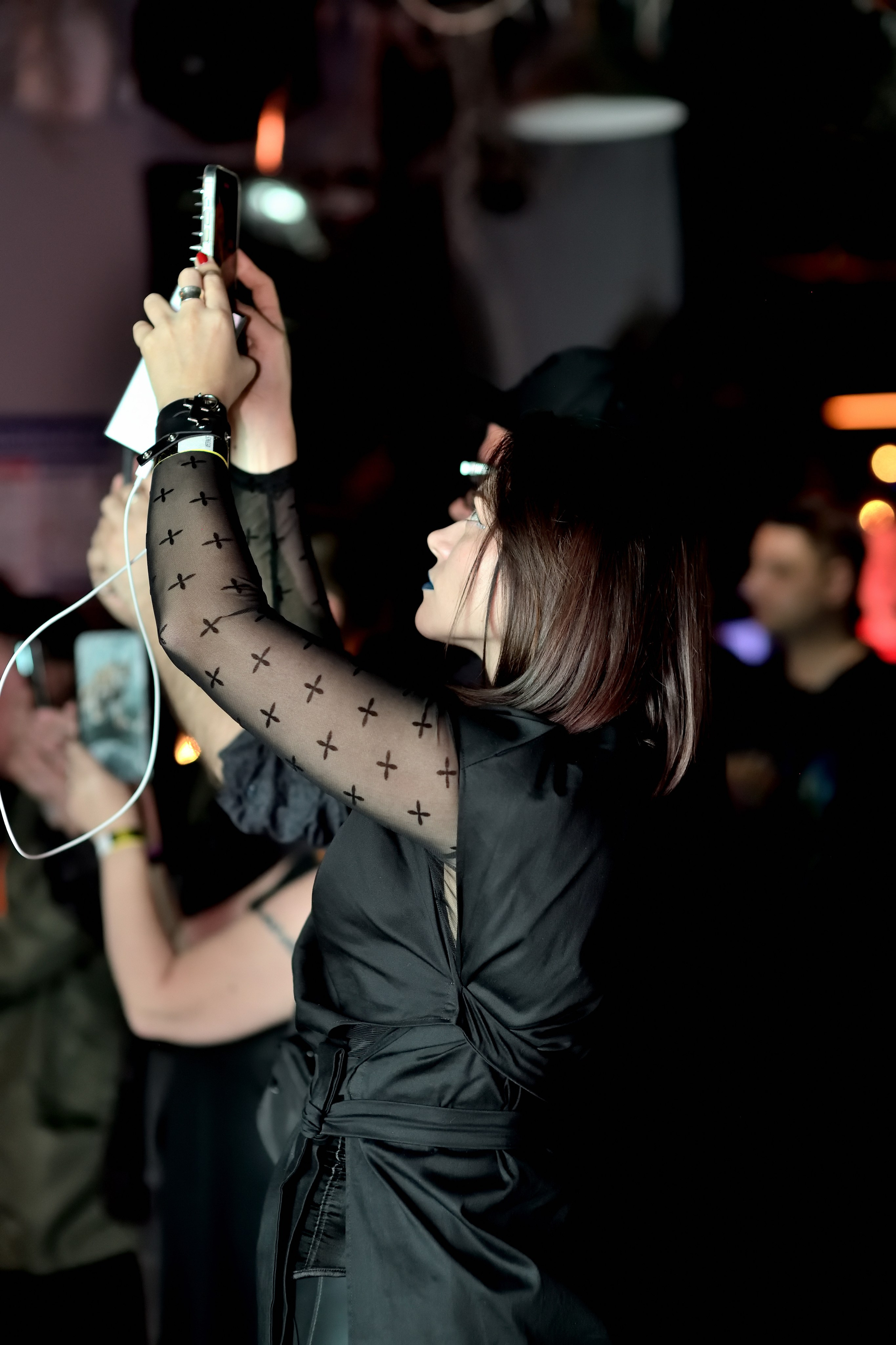 "Менеджер группы "Fatal Aim" снимает выступление команды на музыкальном фестивале".