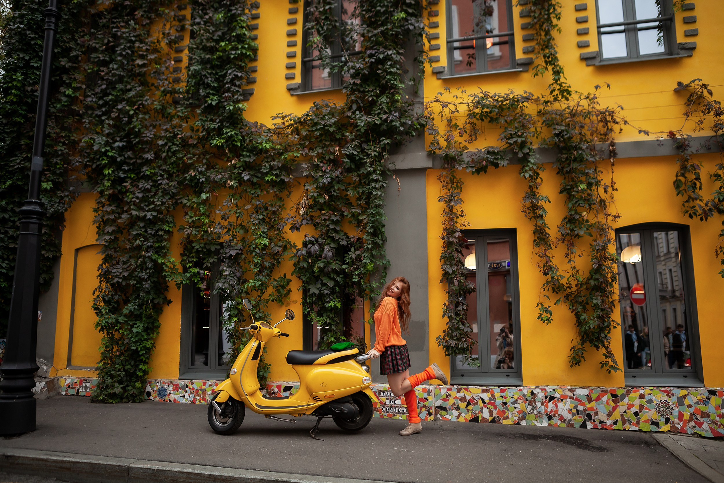 Городская фотосессия девушки с желтым мопедом