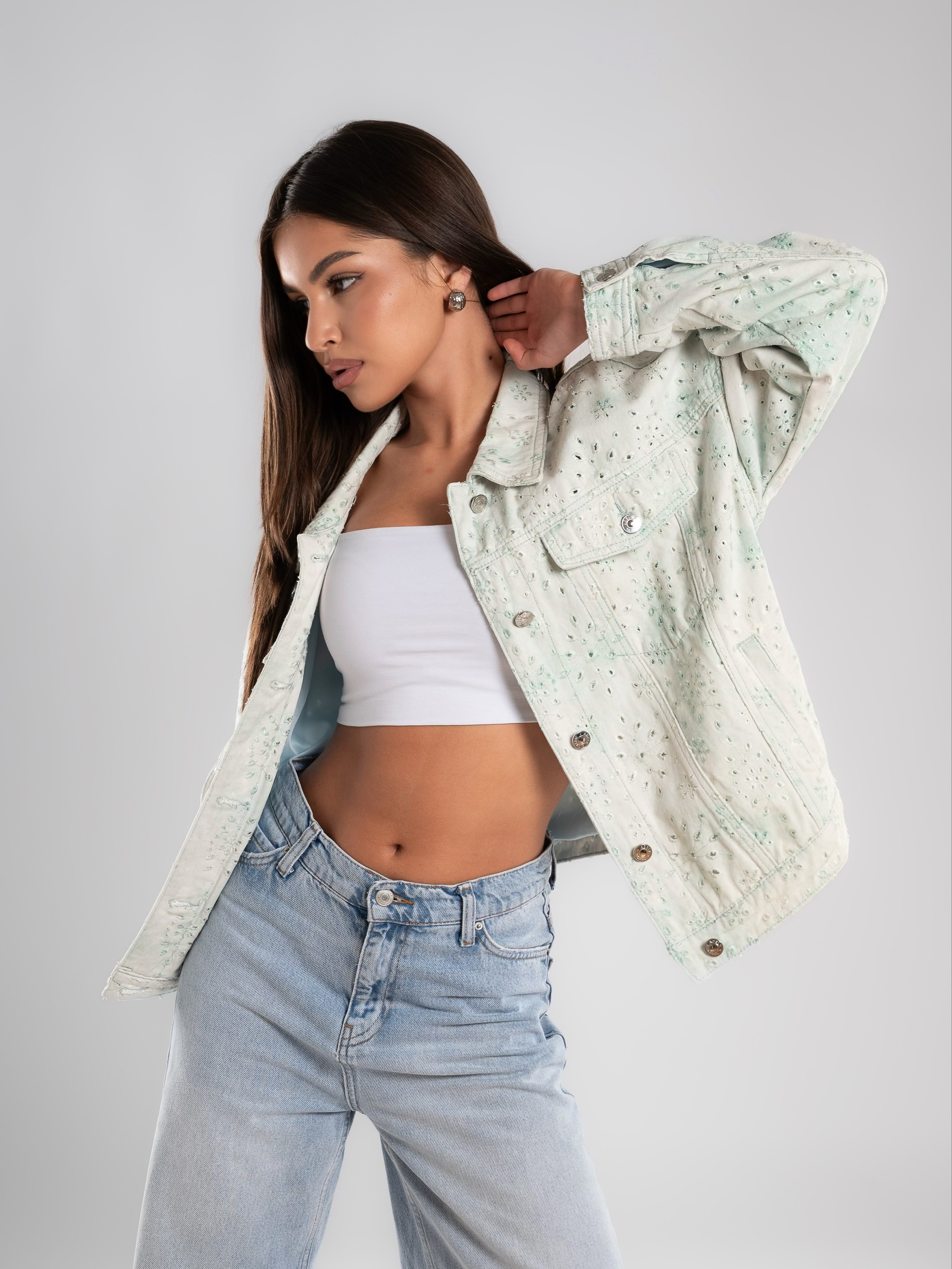 Джинсовые куртки на 2х моделях. Предметный фотограф, фото для маркетплейсов Пятигорск, КМВ