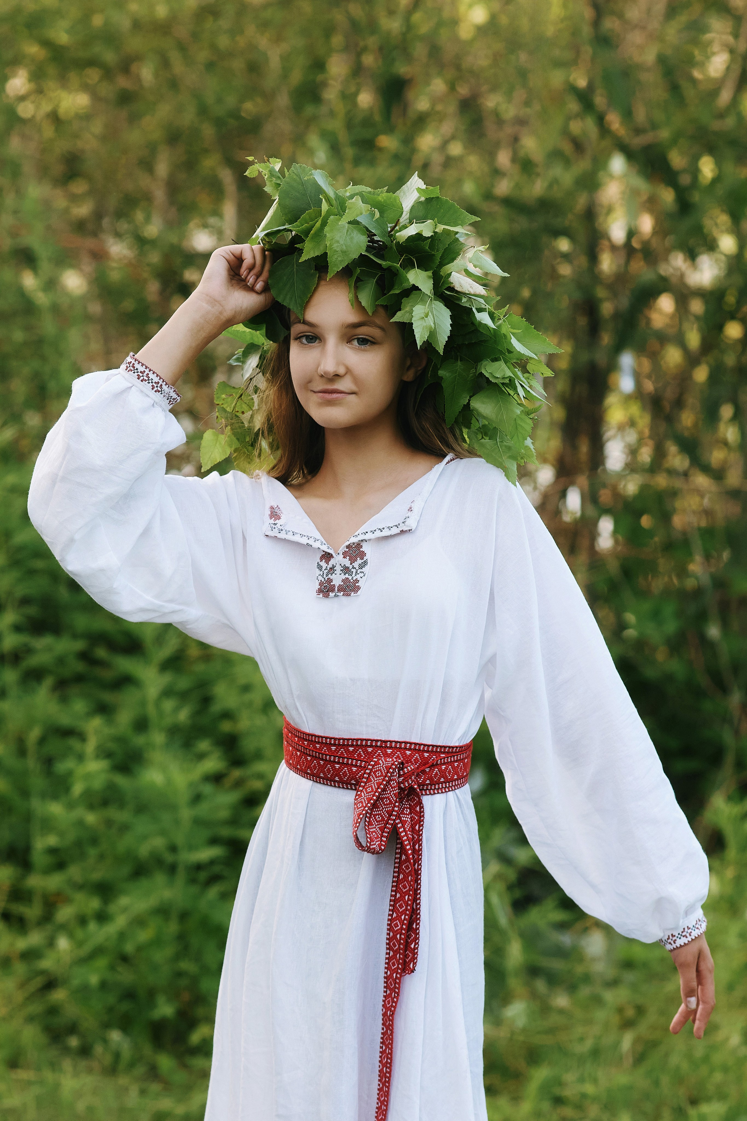 Детская фотосессия на Ивана Купала - пример съёмки в лесу с венком на голове в славянском стиле в Находке
