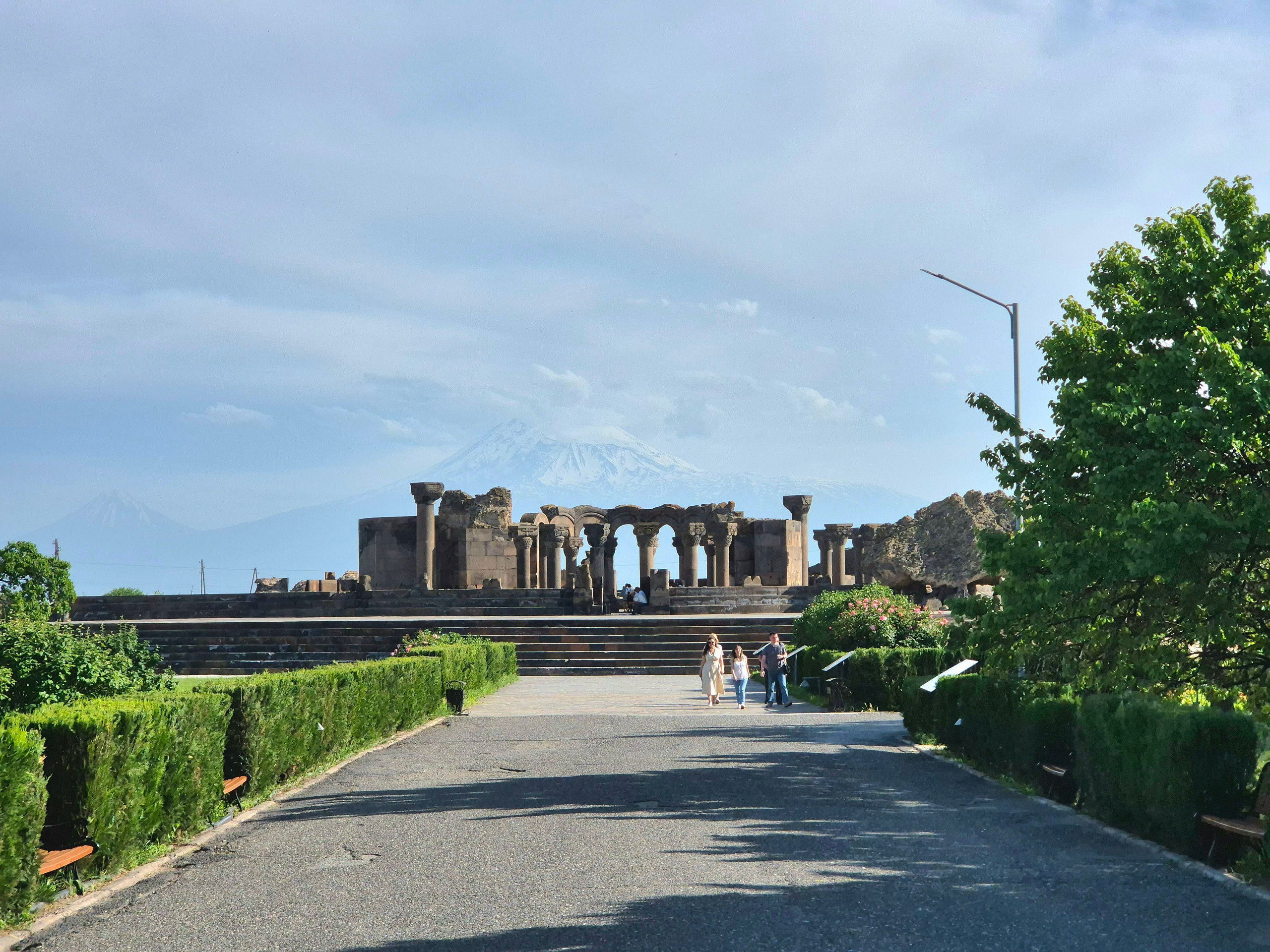 Перед вылетом домой заглянули на развалины храма Звартноц - церкви в честь святого Григория Просветителя