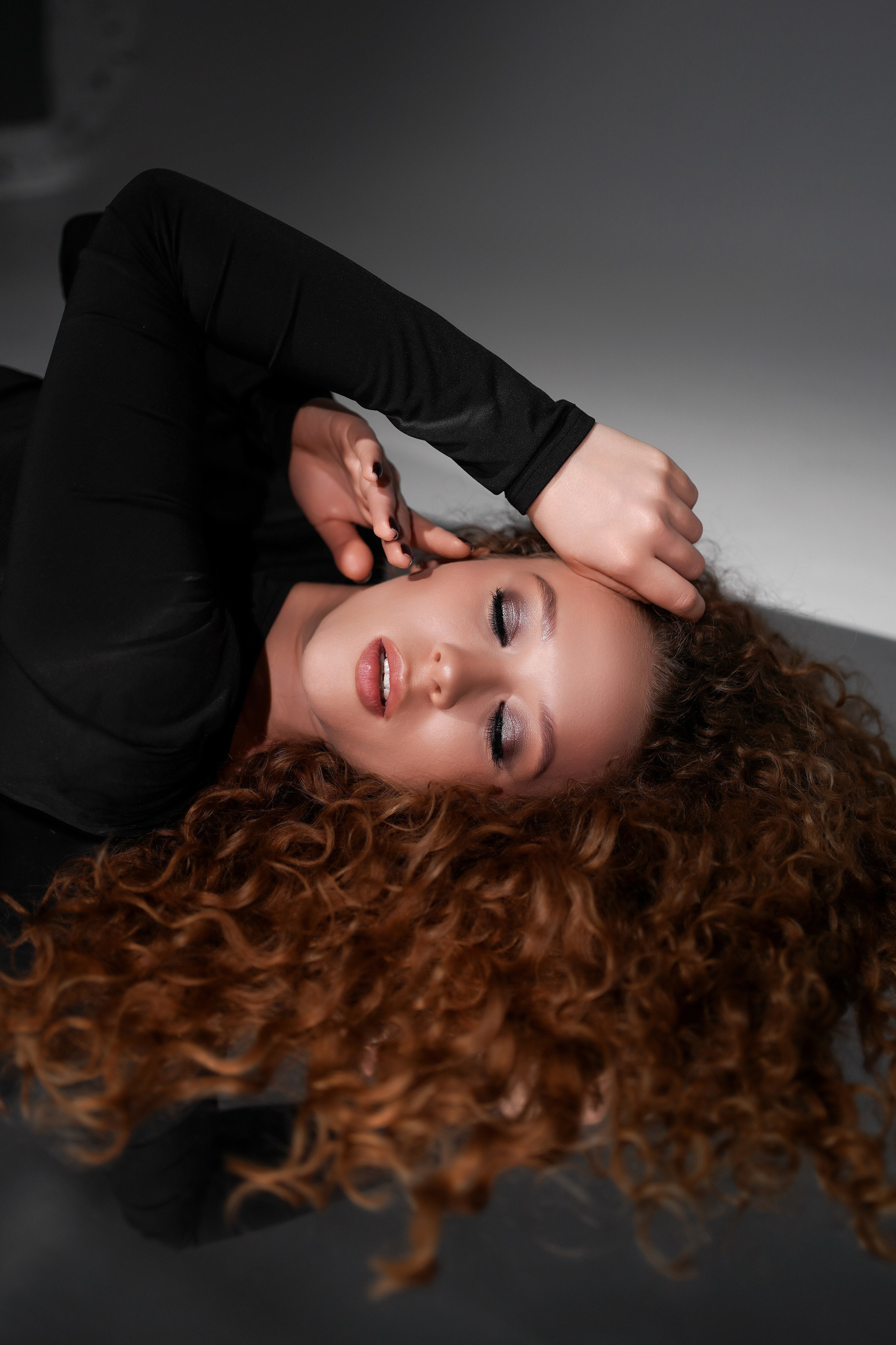 Фотосессия на циклораме с зеркалом. Свадебный фотограф в Ростове-на-Дону. Таинство Крещения и Венчания, семейные фотосессии. Алёна Чёботова