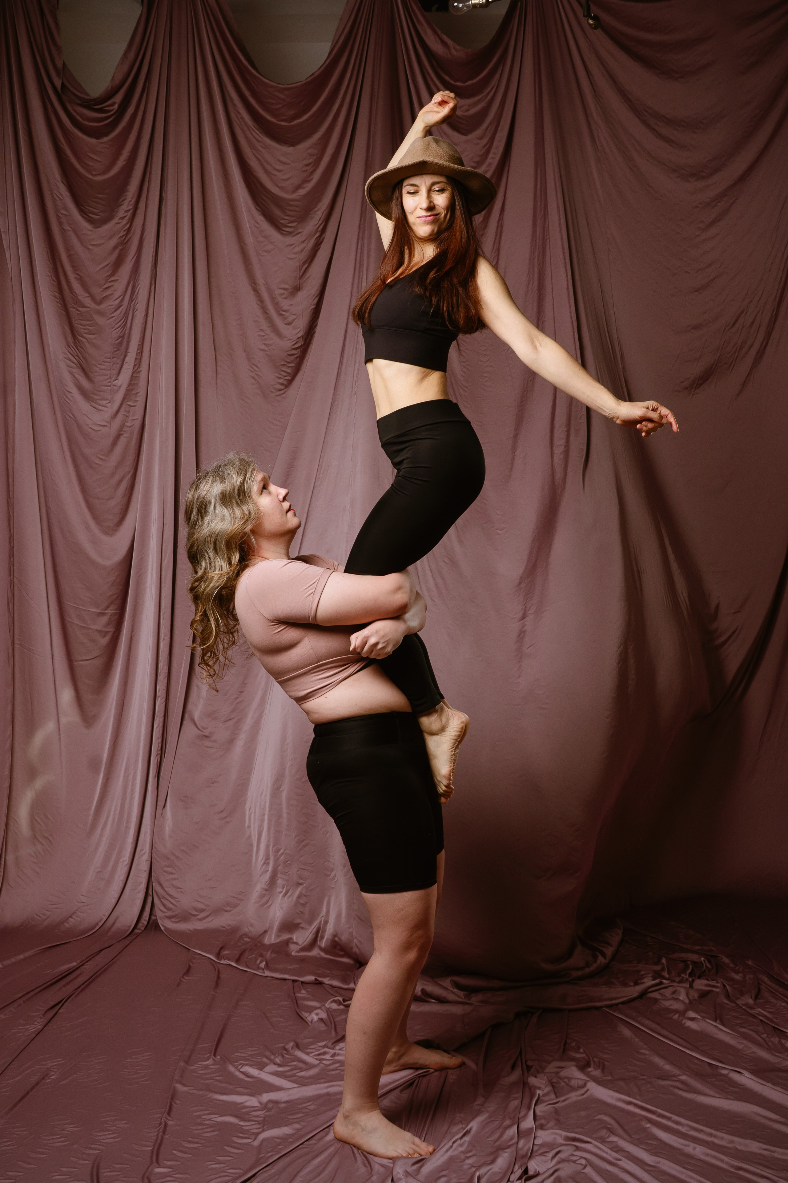 Фотосессия Акройогов с развевающейся тканью. Фотограф в Томске Григорий Шаповалов