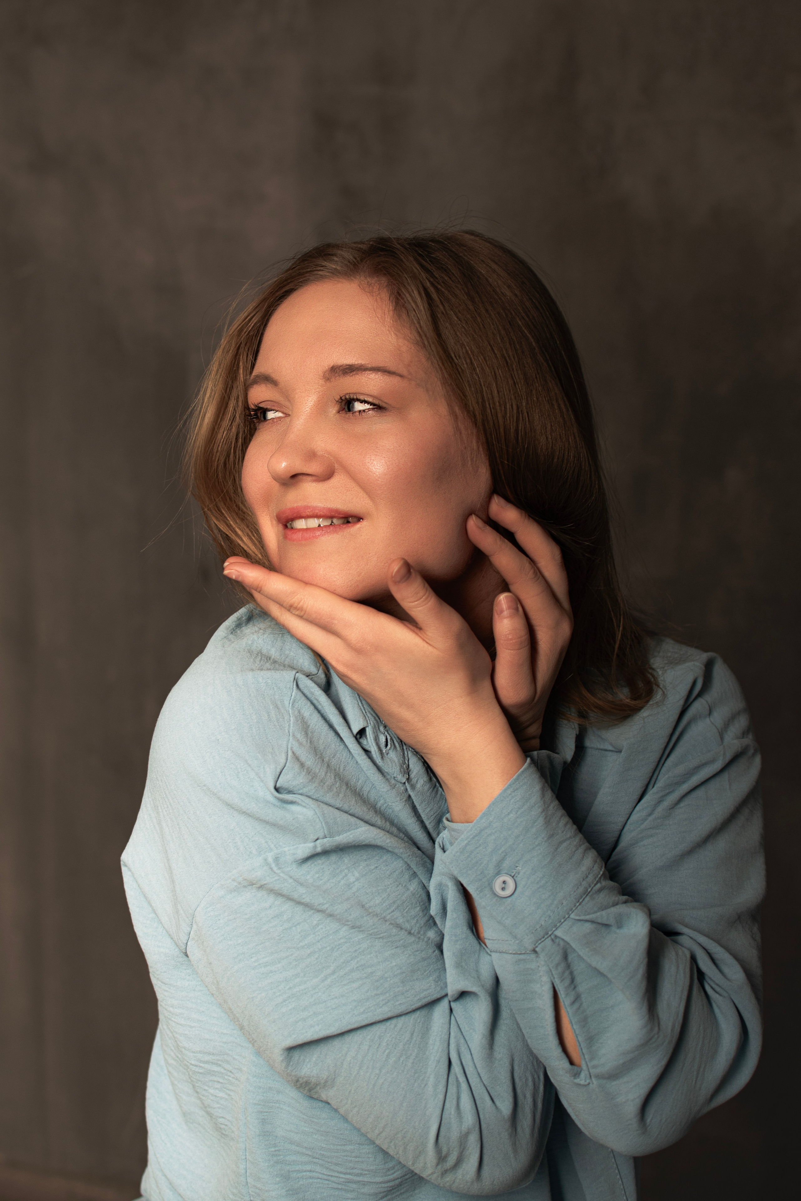 Девушка улыбается и сияет