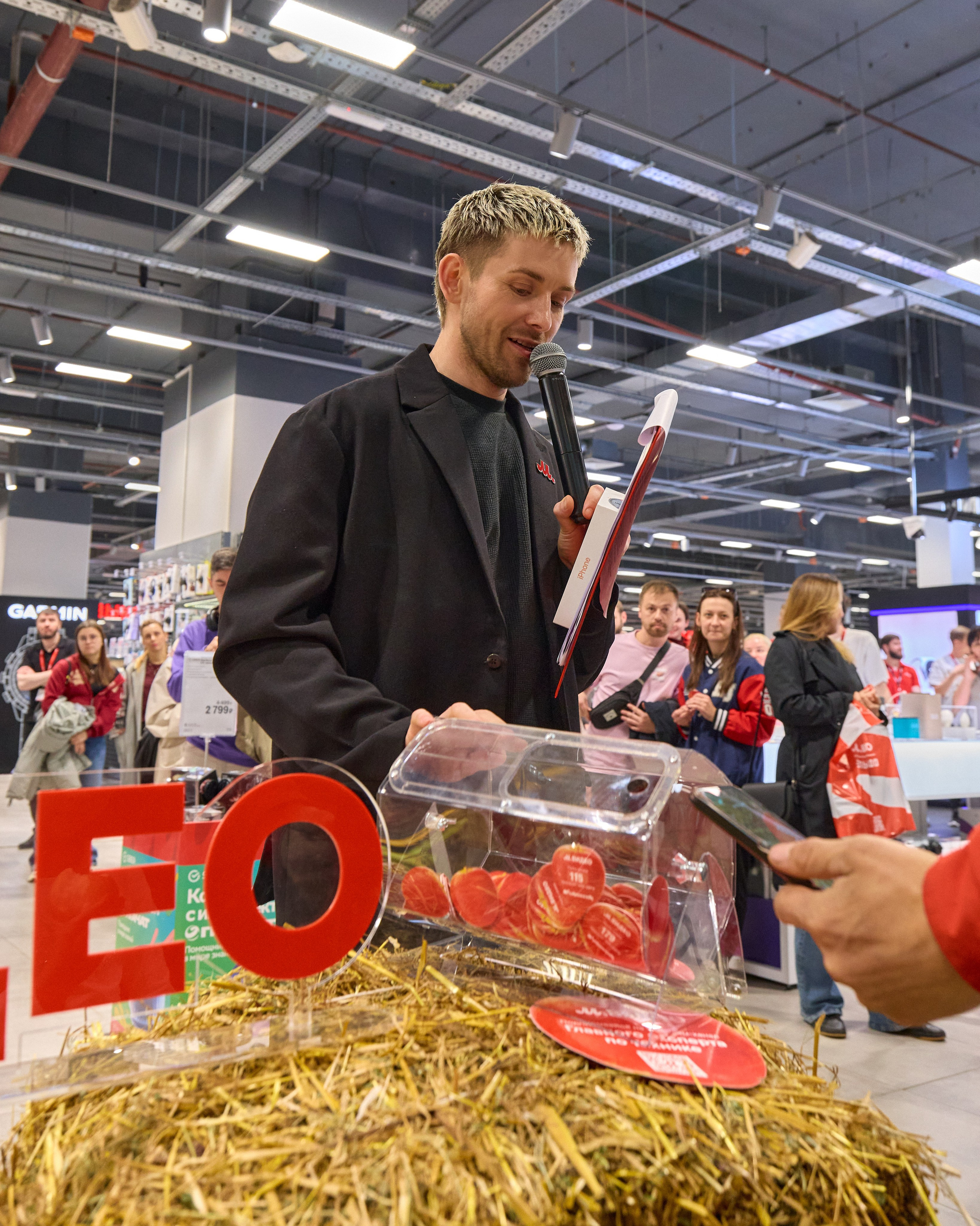 Мвидео х Собрано в Саду. Святослав Лебедев | Рекламный фотограф — Коммерческая съемка, Арт-дирекшн, AI-интеграция