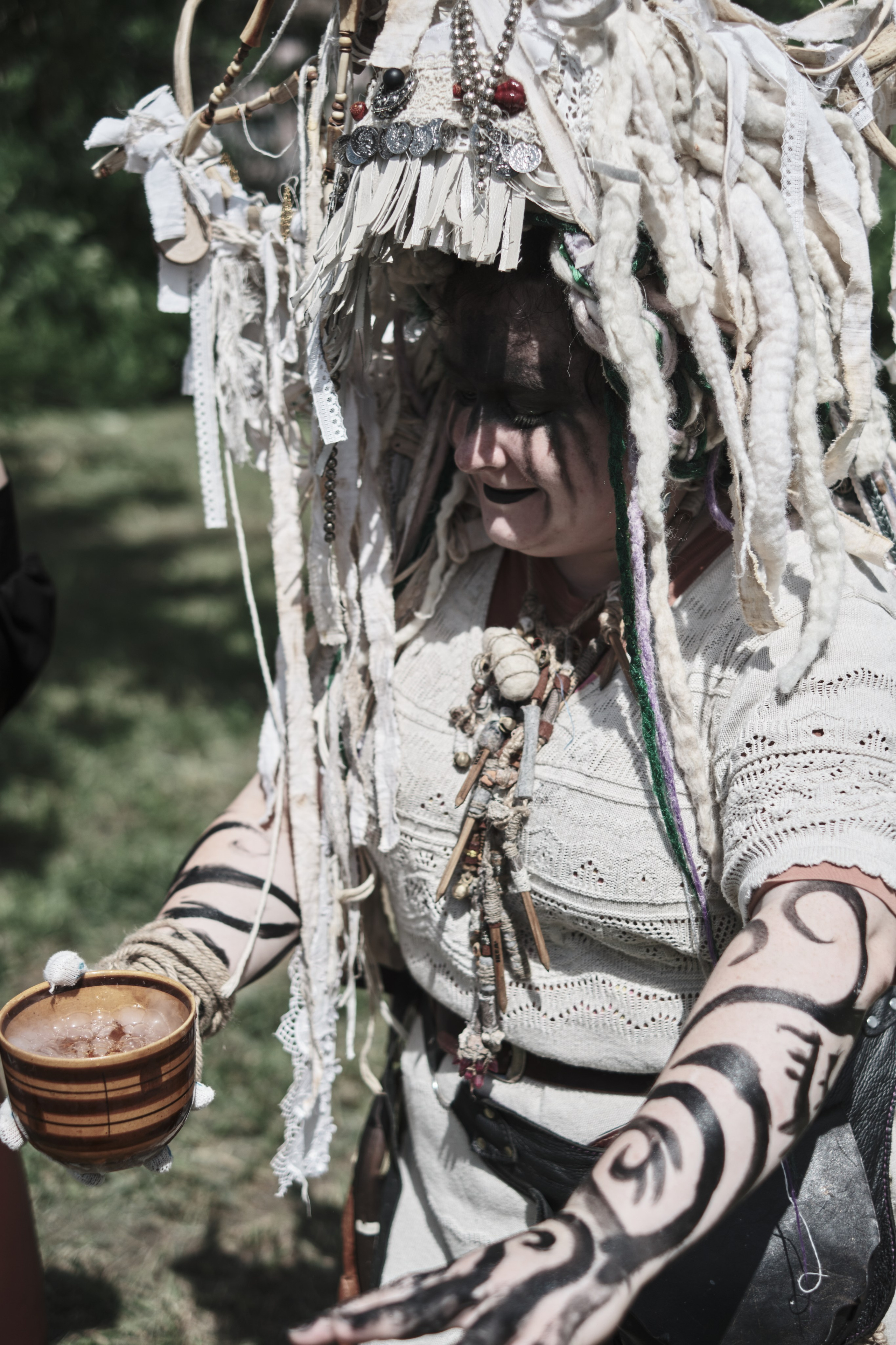 Белые Шаманы исполняют танец