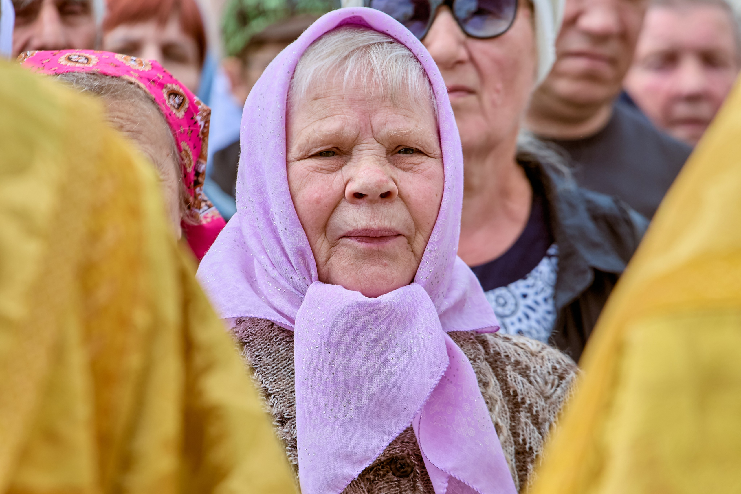 Портрет молящейся бабушки во время остановки на молебне в крестном ходе в Дзержинске