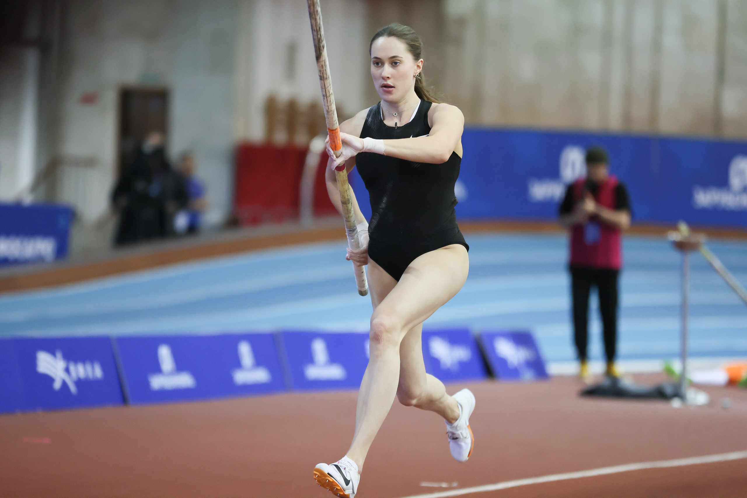 Полина Кнороз разбегается перед прыжком с шестом