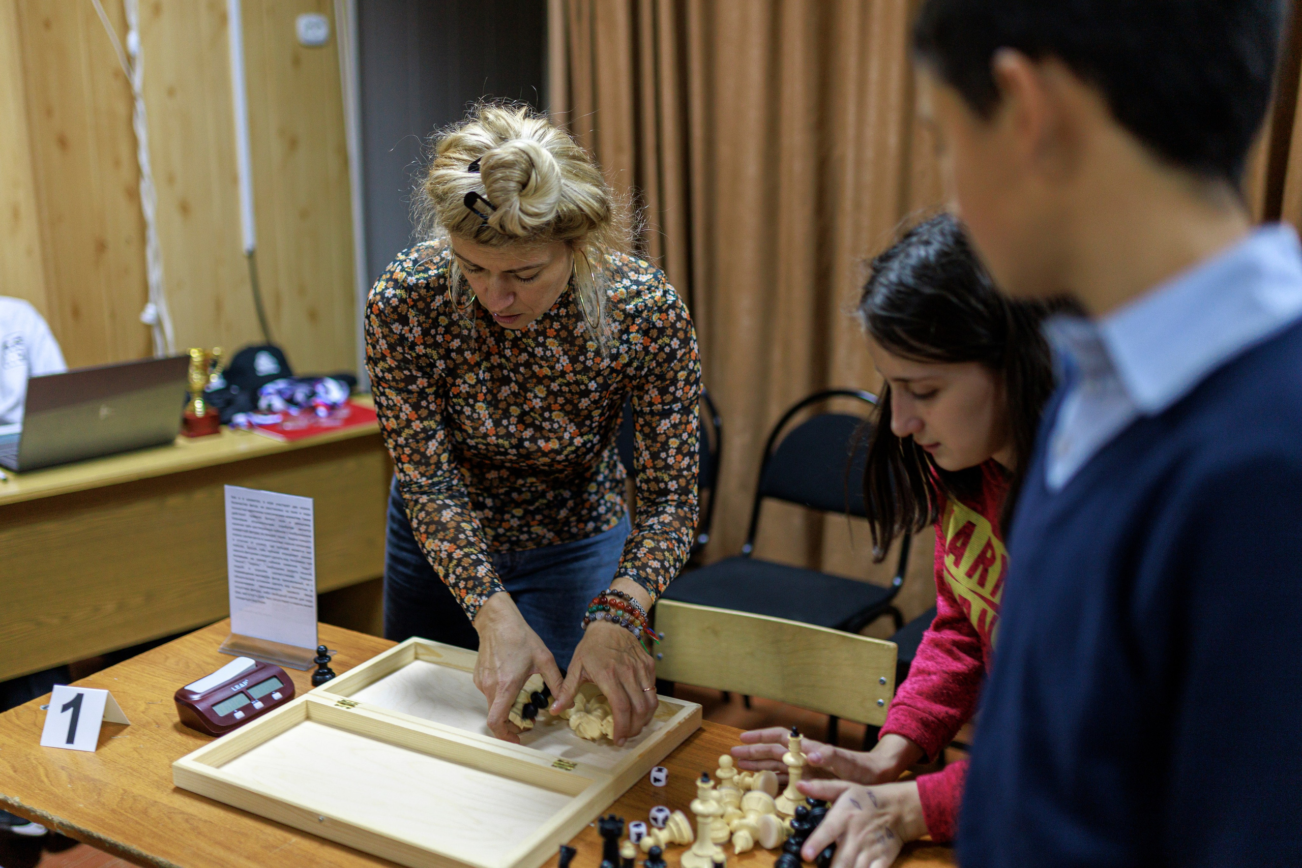 Репортажная сьёмка игры в шахматы в детском доме. Семейный и детский фотограф в Рязани Васюгова Мария