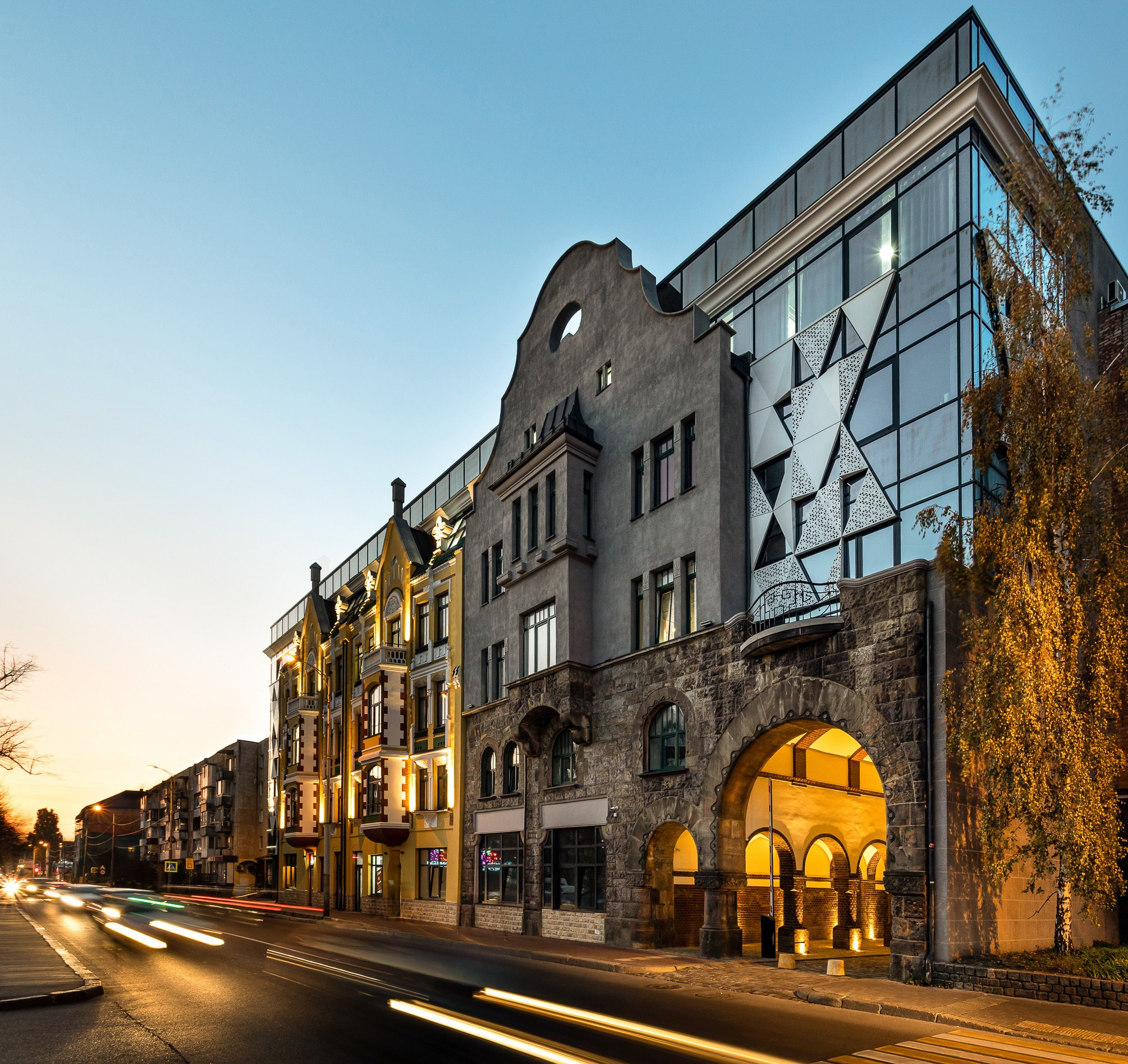 Ночной вид на улицу со зданием Кройц аптеки.