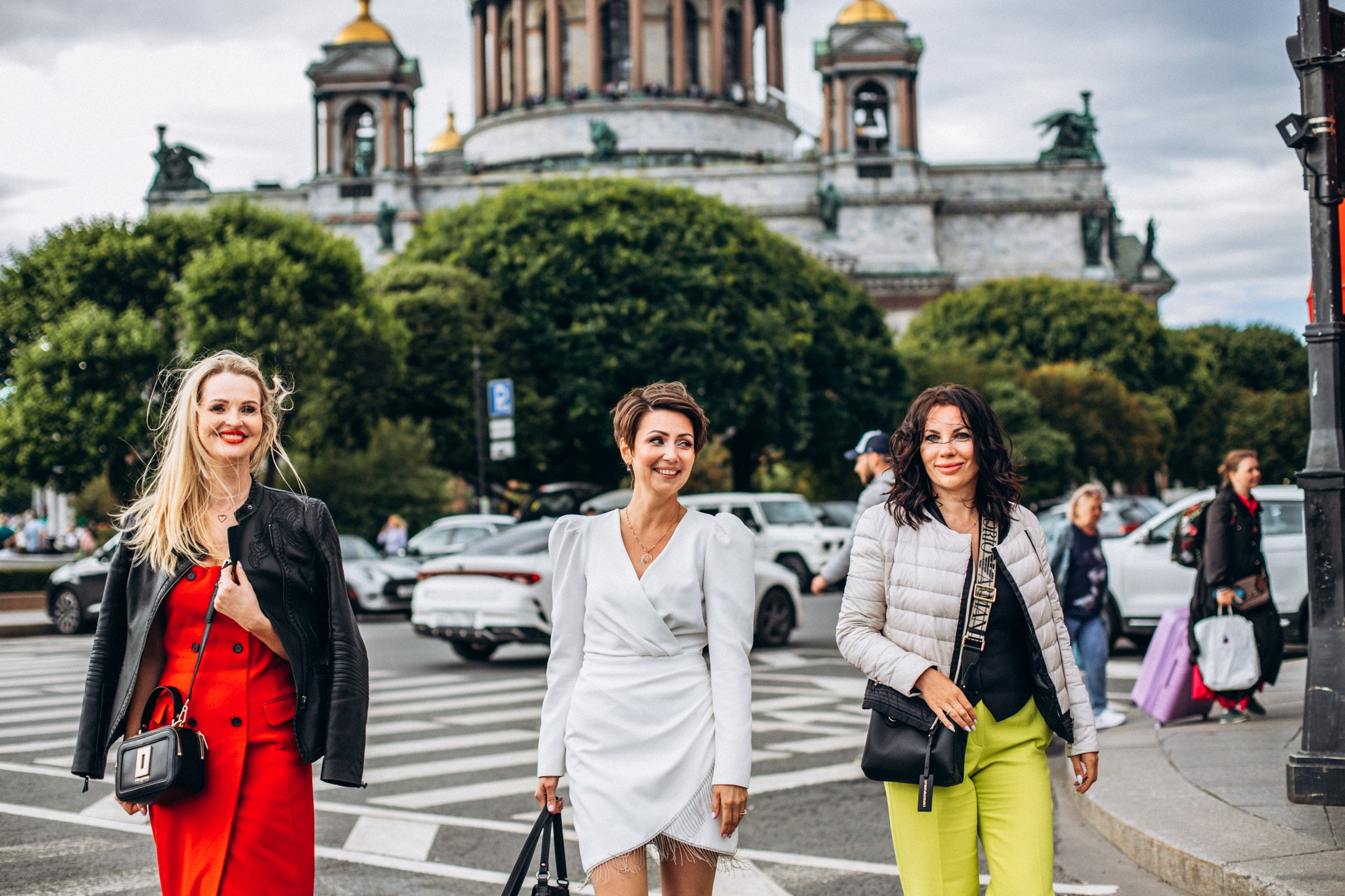 Ольга, Настя и Марина в июне. Фотопрогулка в Петербурге. Индивидуальный и семейный фотограф в Санкт-Петербурге