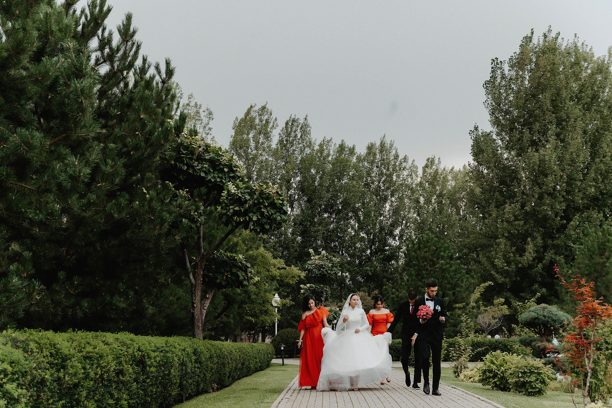 Свадебная фотосессия для Жандоса и Алии в парке Первого Президента. Свадебный, семейный и портретный фотограф в Алматы, Костанай