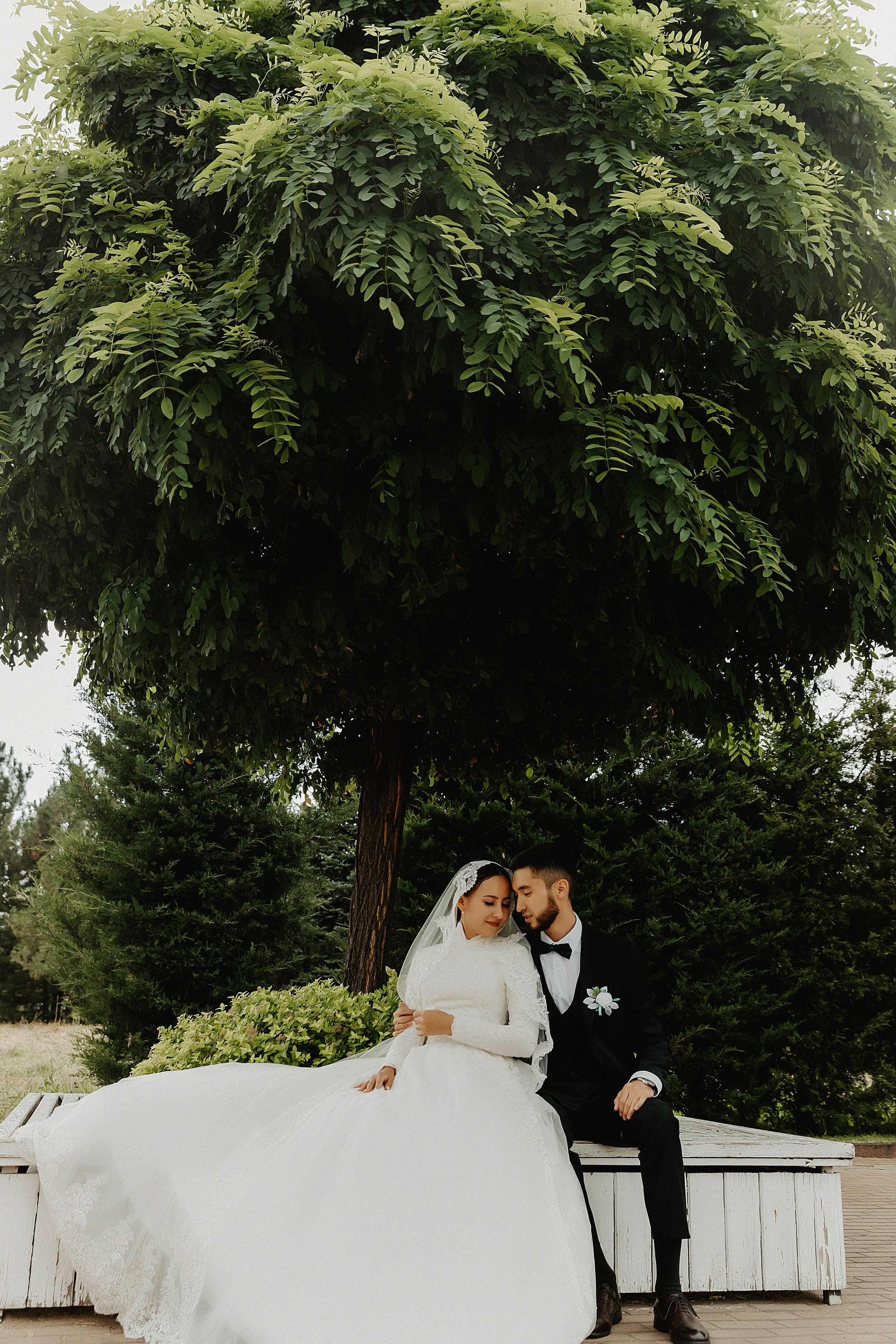 Свадебная фотосессия для Жандоса и Алии в парке Первого Президента. Свадебный, семейный и портретный фотограф в Алматы, Костанай