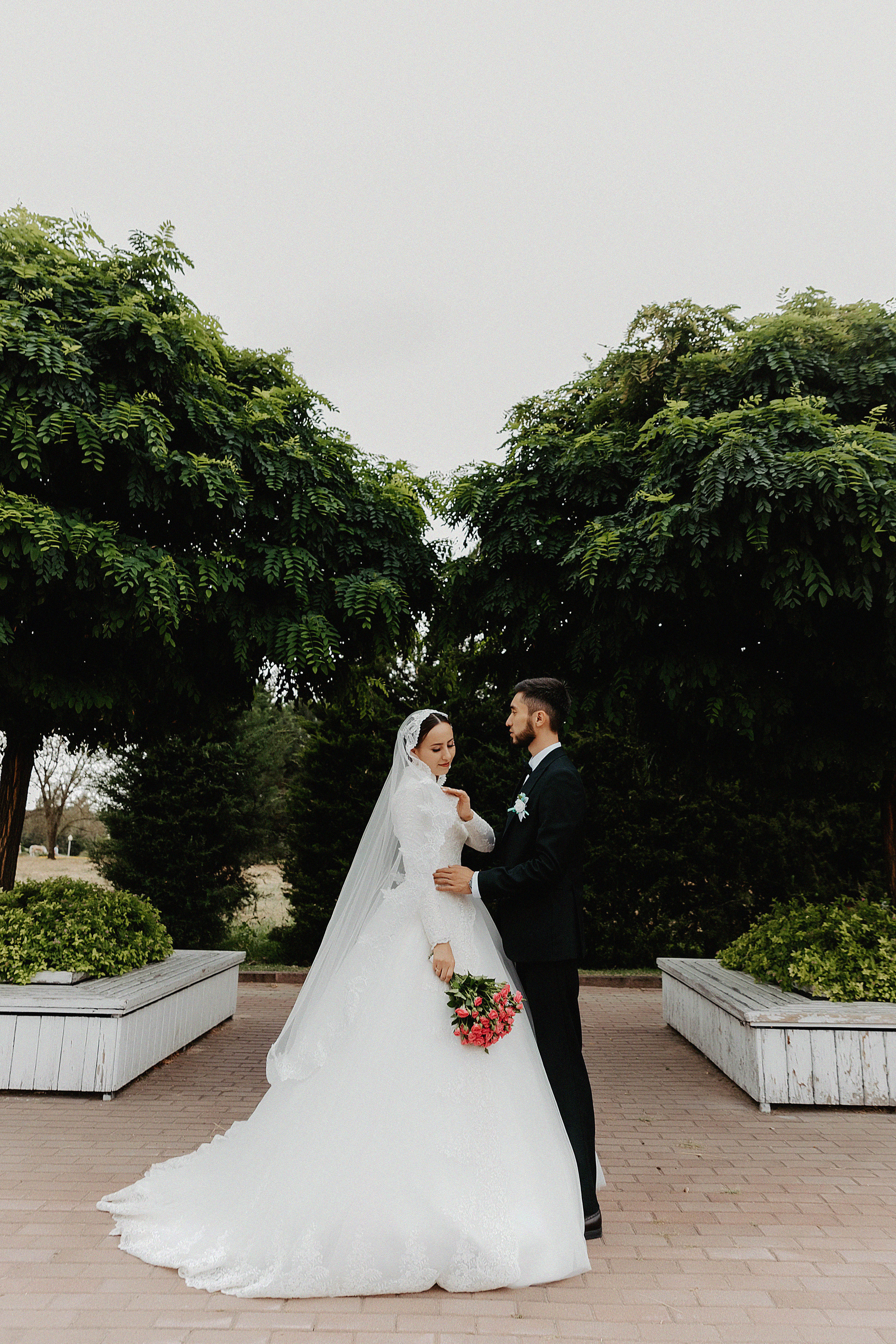 Свадебная фотосессия для Жандоса и Алии в парке Первого Президента. Свадебный, семейный и портретный фотограф в Алматы, Костанай