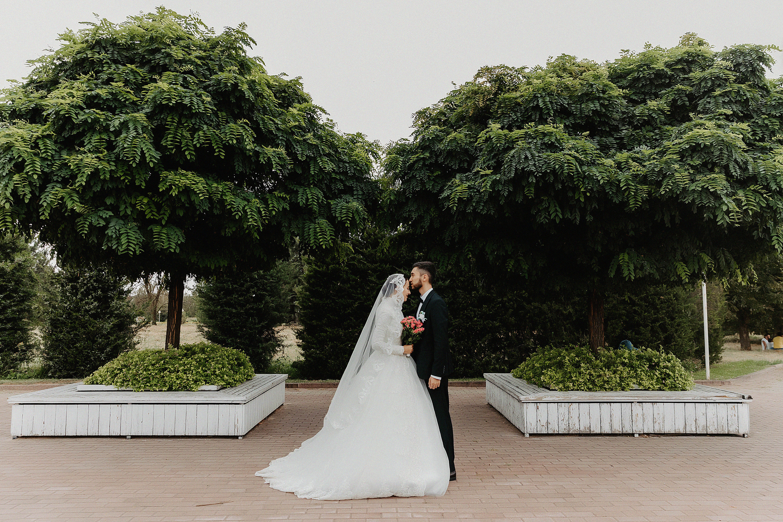 Свадебная фотосессия для Жандоса и Алии в парке Первого Президента. Свадебный, семейный и портретный фотограф в Алматы, Костанай