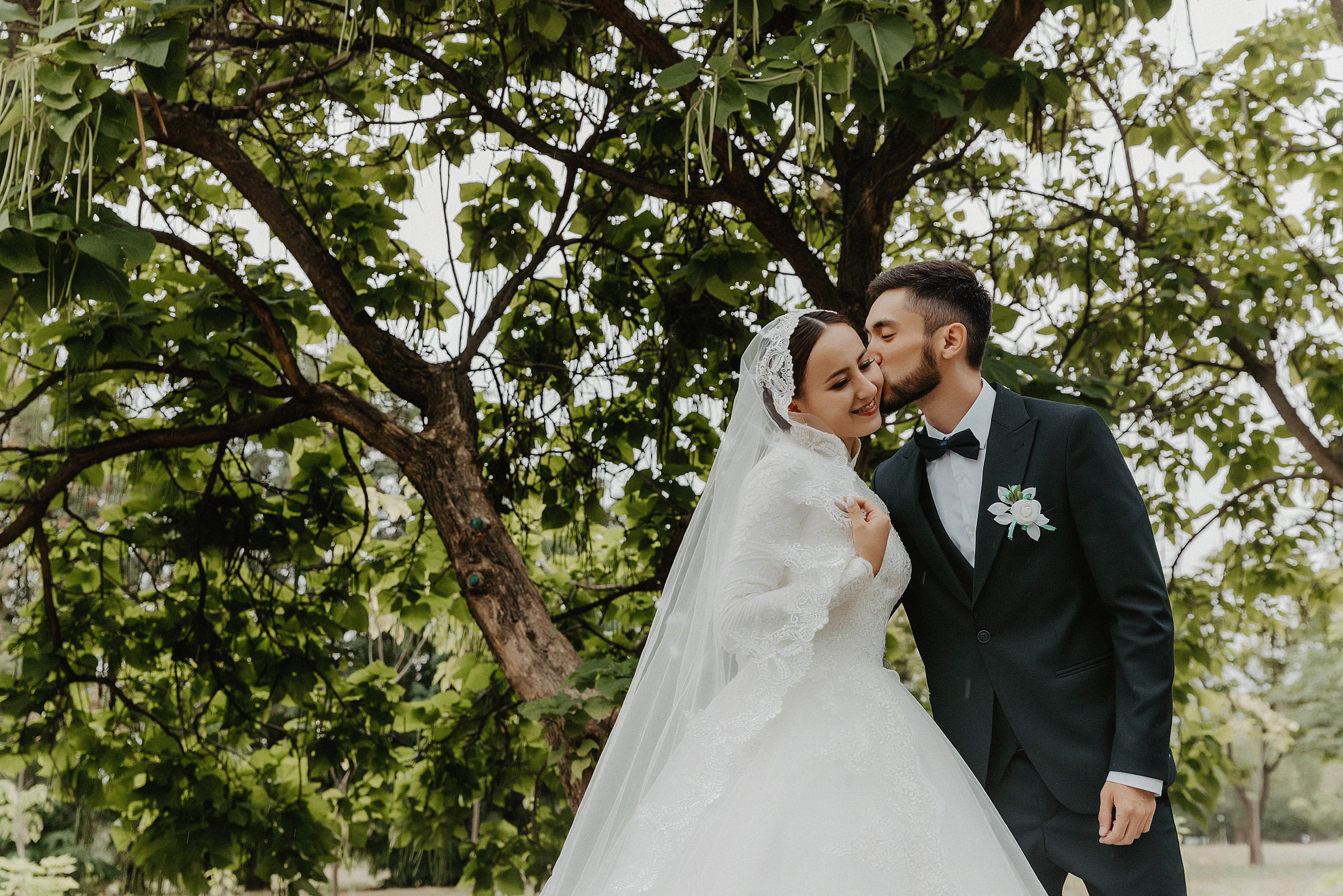 Свадебная фотосессия для Жандоса и Алии в парке Первого Президента. Свадебный, семейный и портретный фотограф в Алматы, Костанай