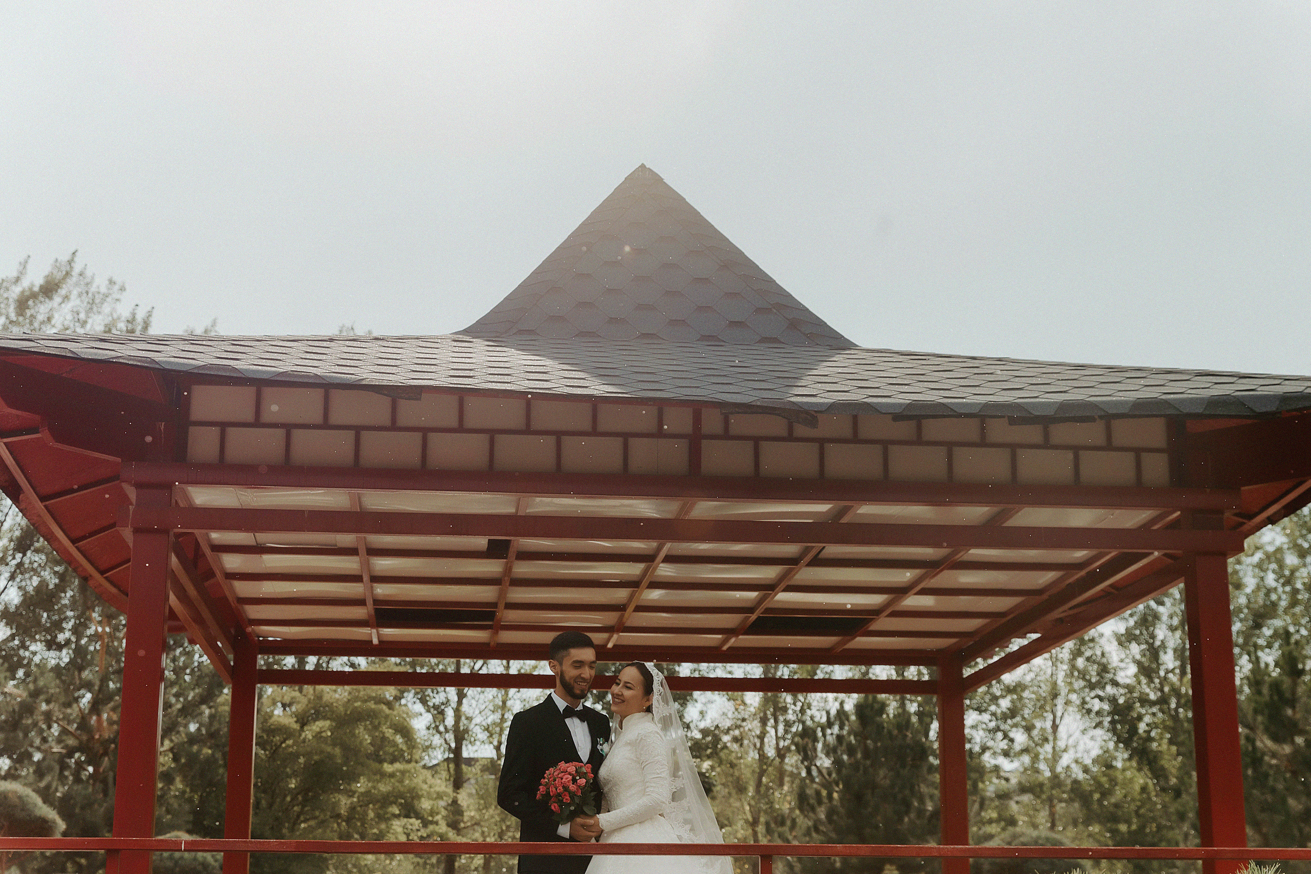 Свадебная фотосессия для Жандоса и Алии в парке Первого Президента. Свадебный, семейный и портретный фотограф в Алматы, Костанай