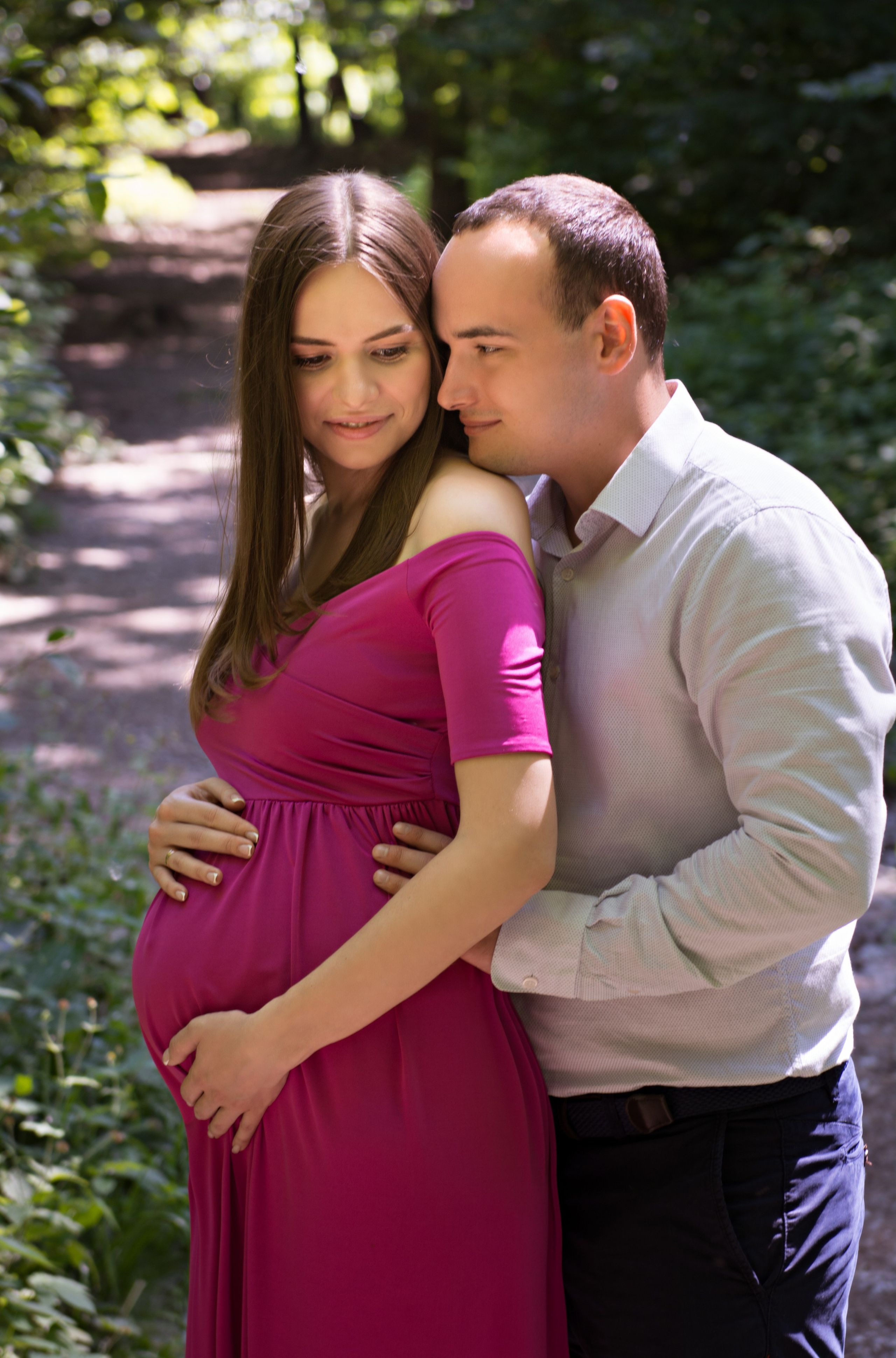 Ярко-розовое силуэтное платье в пол. Размер М