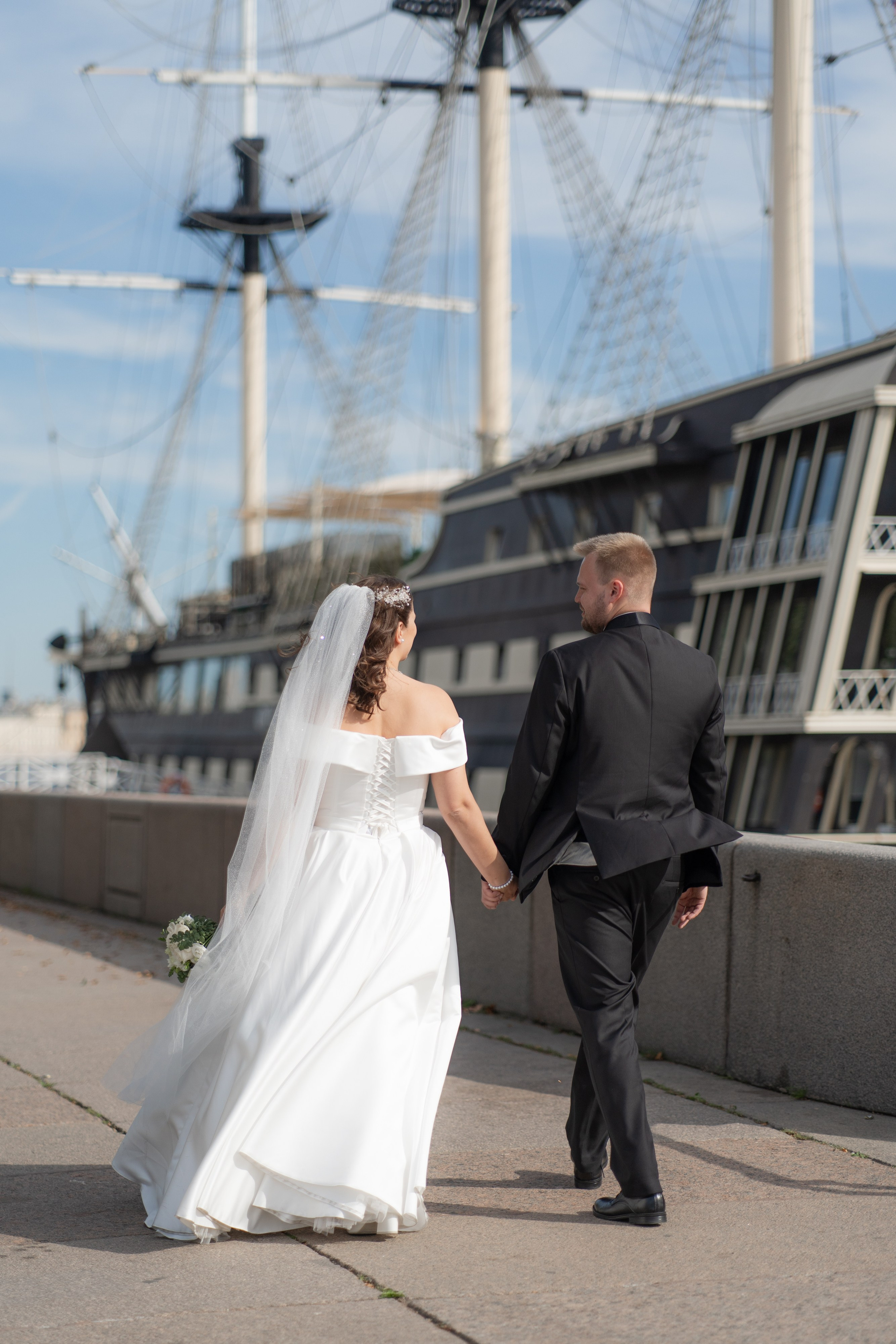 Красивые места для свадебной фотосессии летом в Санкт-Петербурге. Свадебный фотограф Александр Невский в Санкт-Петербурге