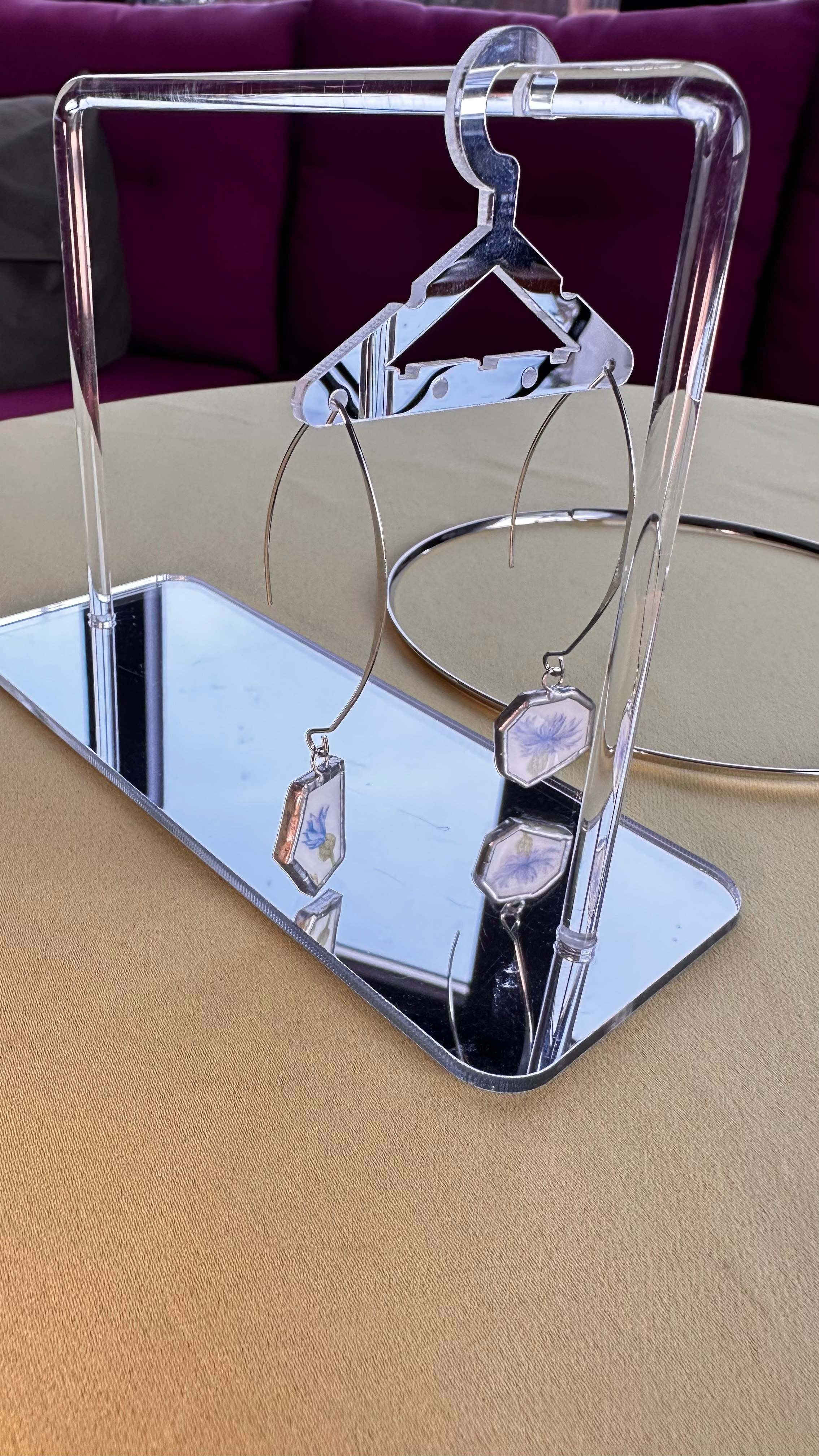 Комплект украшений — чокер с кулоном и серьги, выполненные в технике тиффани, цвет голубой, с изображением полевых цветов. Гербарий в стекле, интерьерные панно, витражи с сухоцветами в технике тиффани