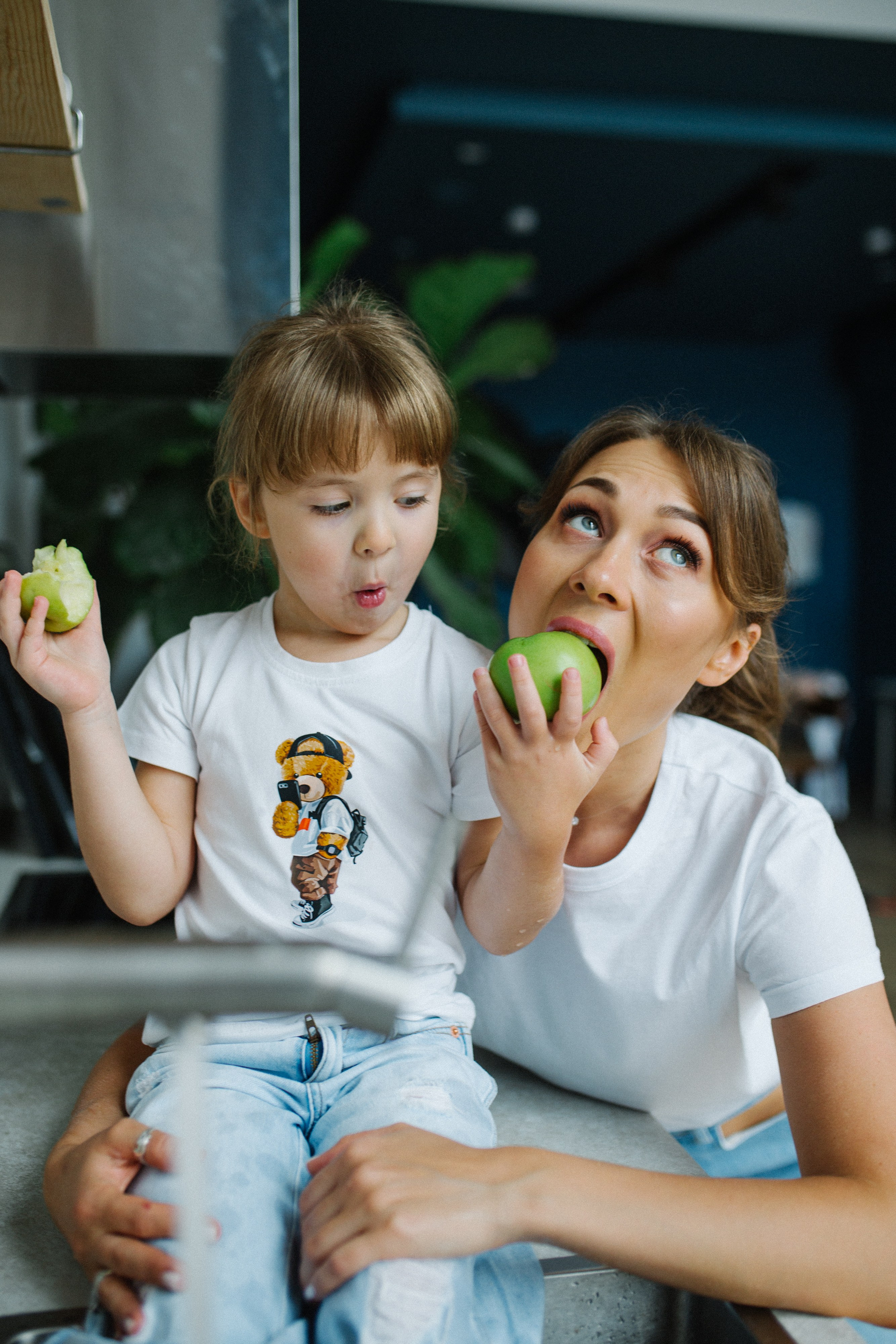 Купание с танцами на столе. Фотограф Оля Батист