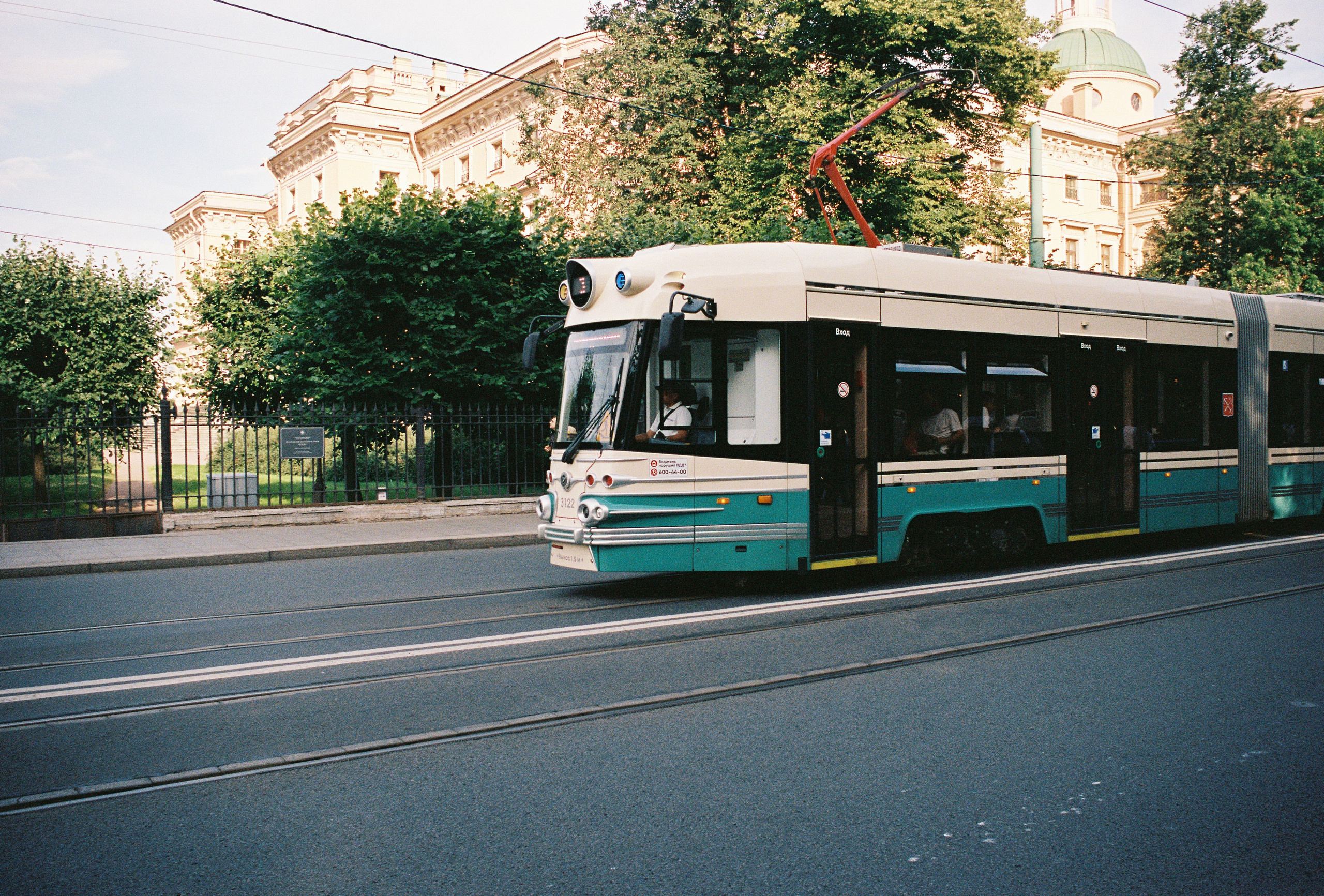 Трамвай на улице Санкт-Петербурга
