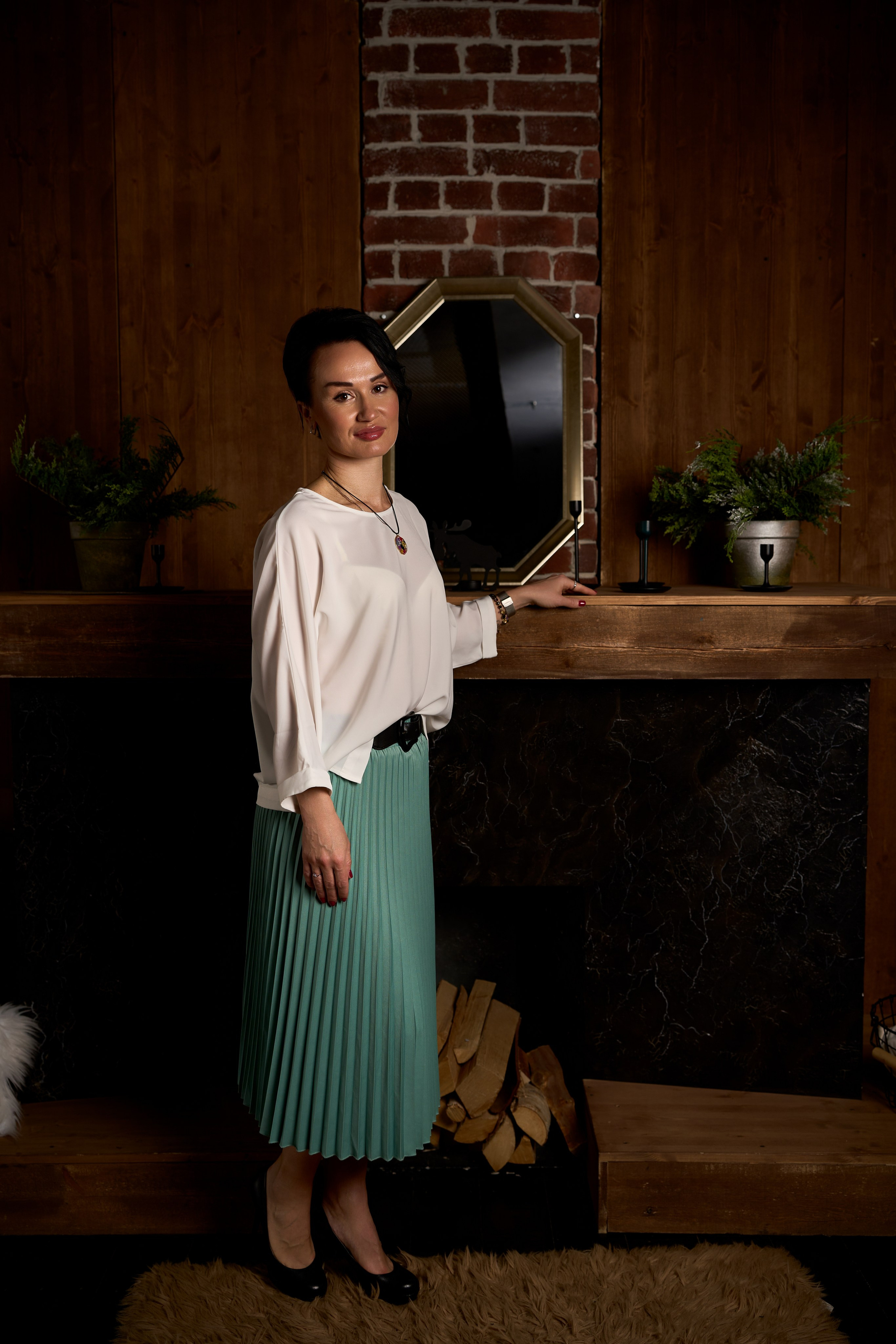 Бизнес портрет женщины у камина 