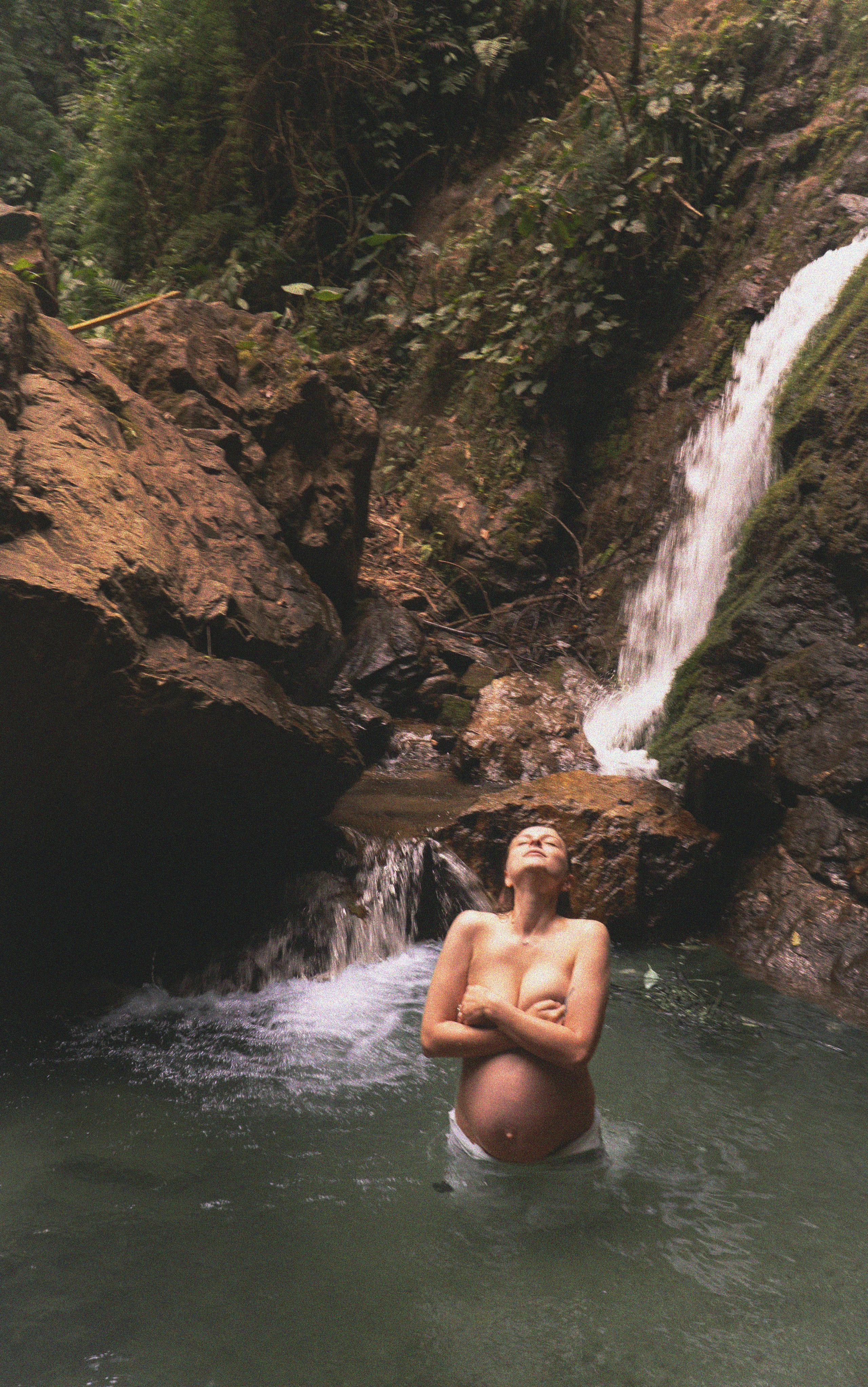 Olya y cascada / Olya and waterfall. Wedding Photographer in Barcelona and Medellin