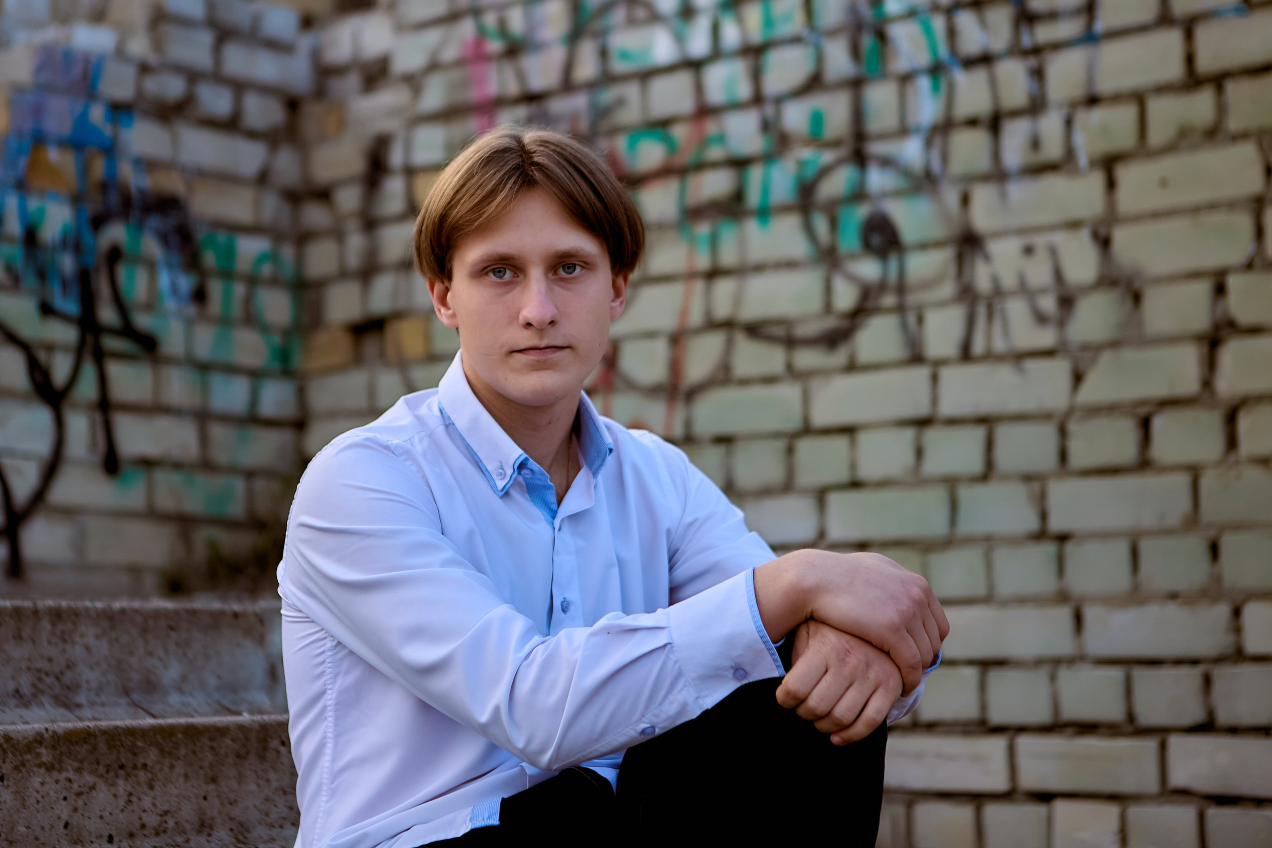 Мужской портрет в заброшенном здании