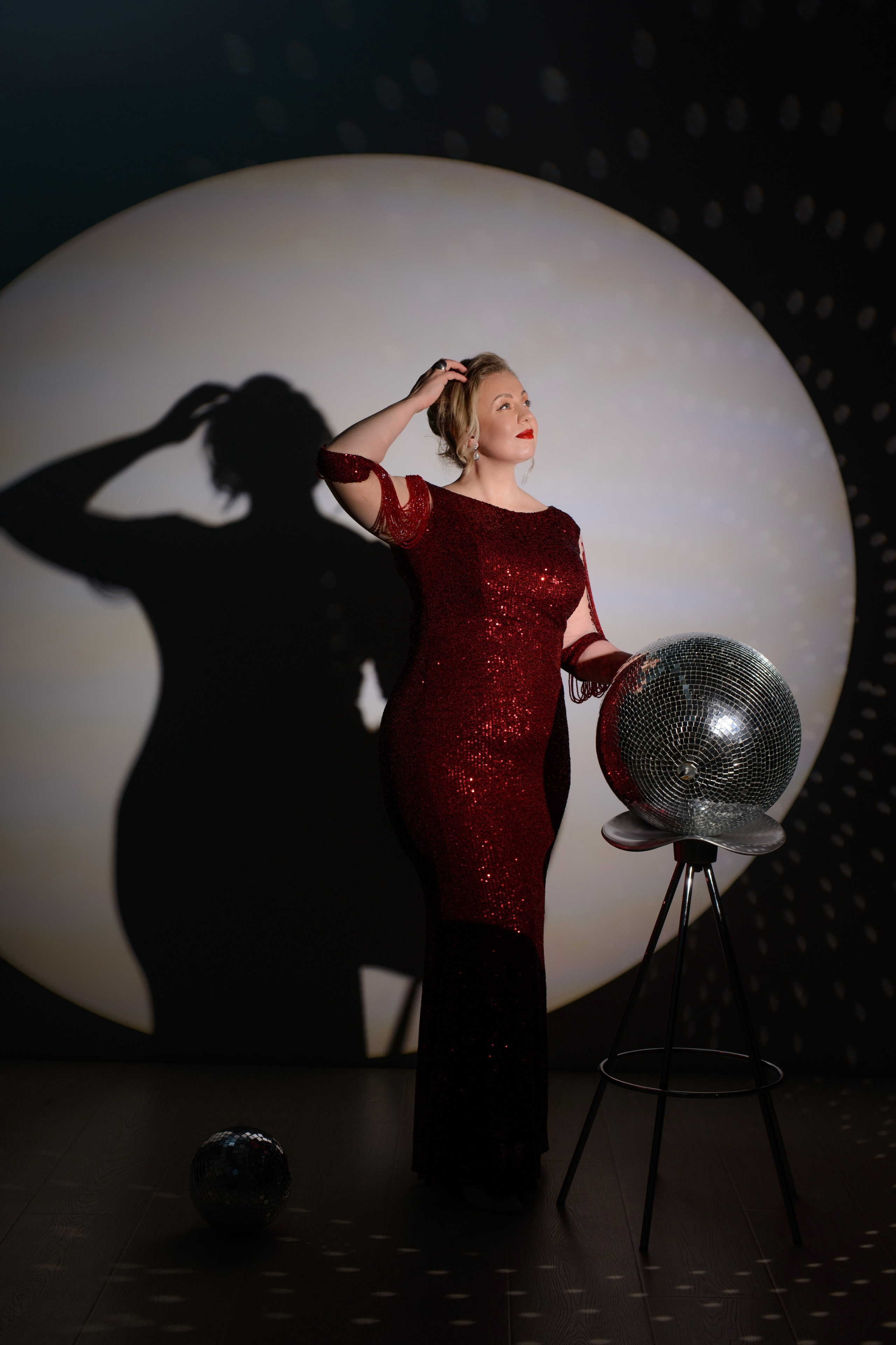 Портрет актрисы на сцене в темно красном платье с пайетками