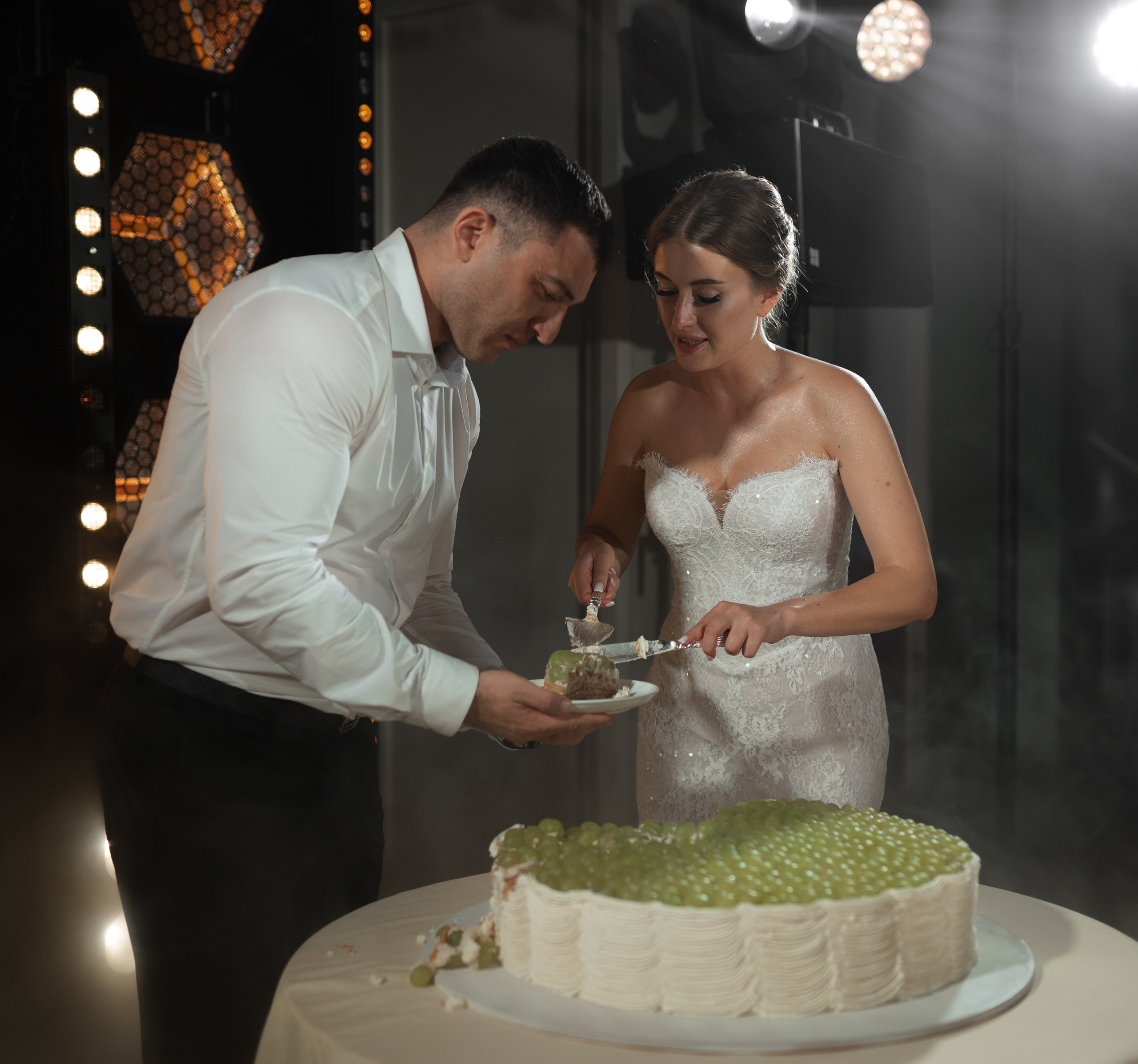 Свадебная прогулка. Фотограф Виолетта Матевосян