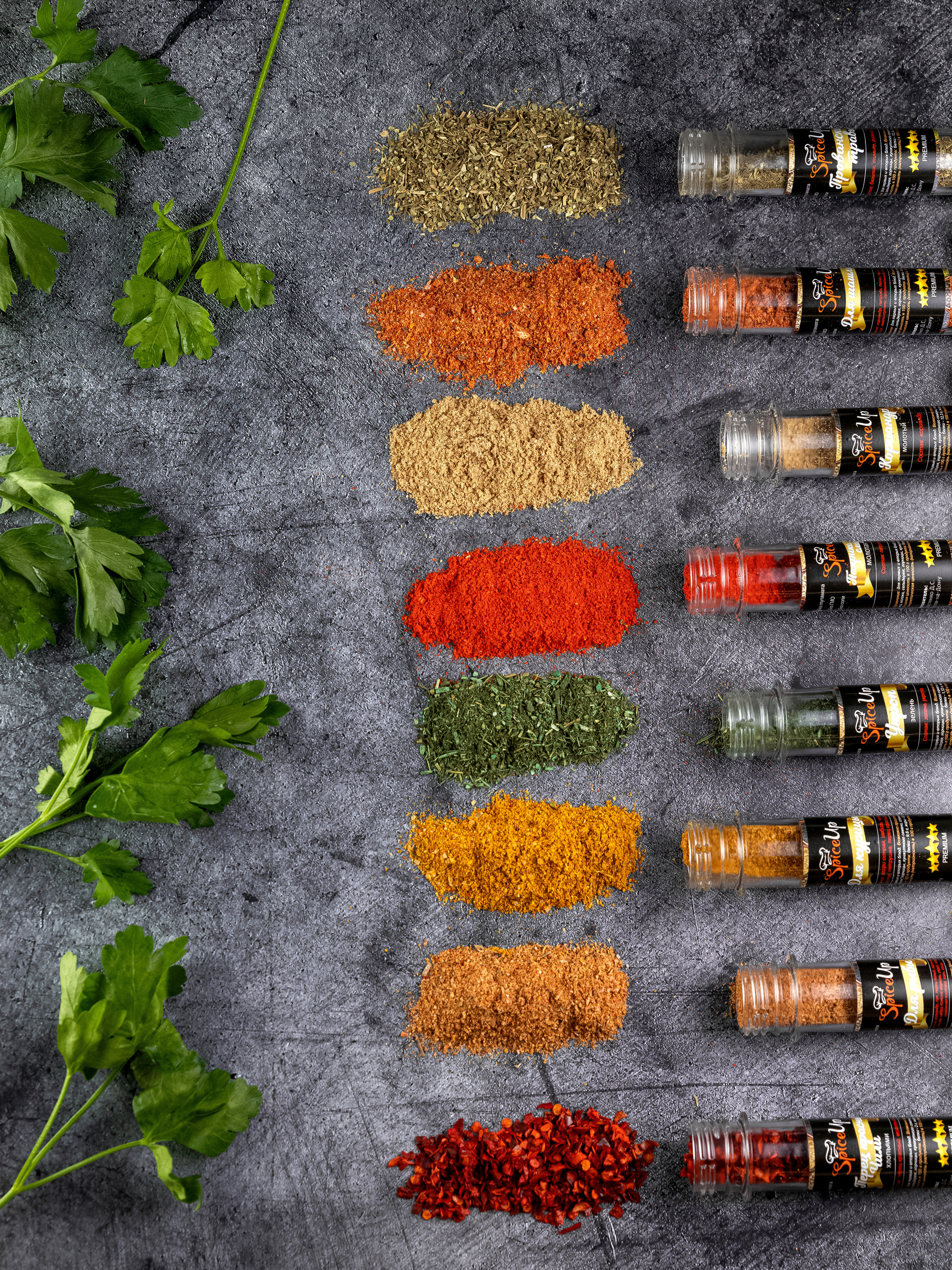 фотосессия специй сверху на темном фоне