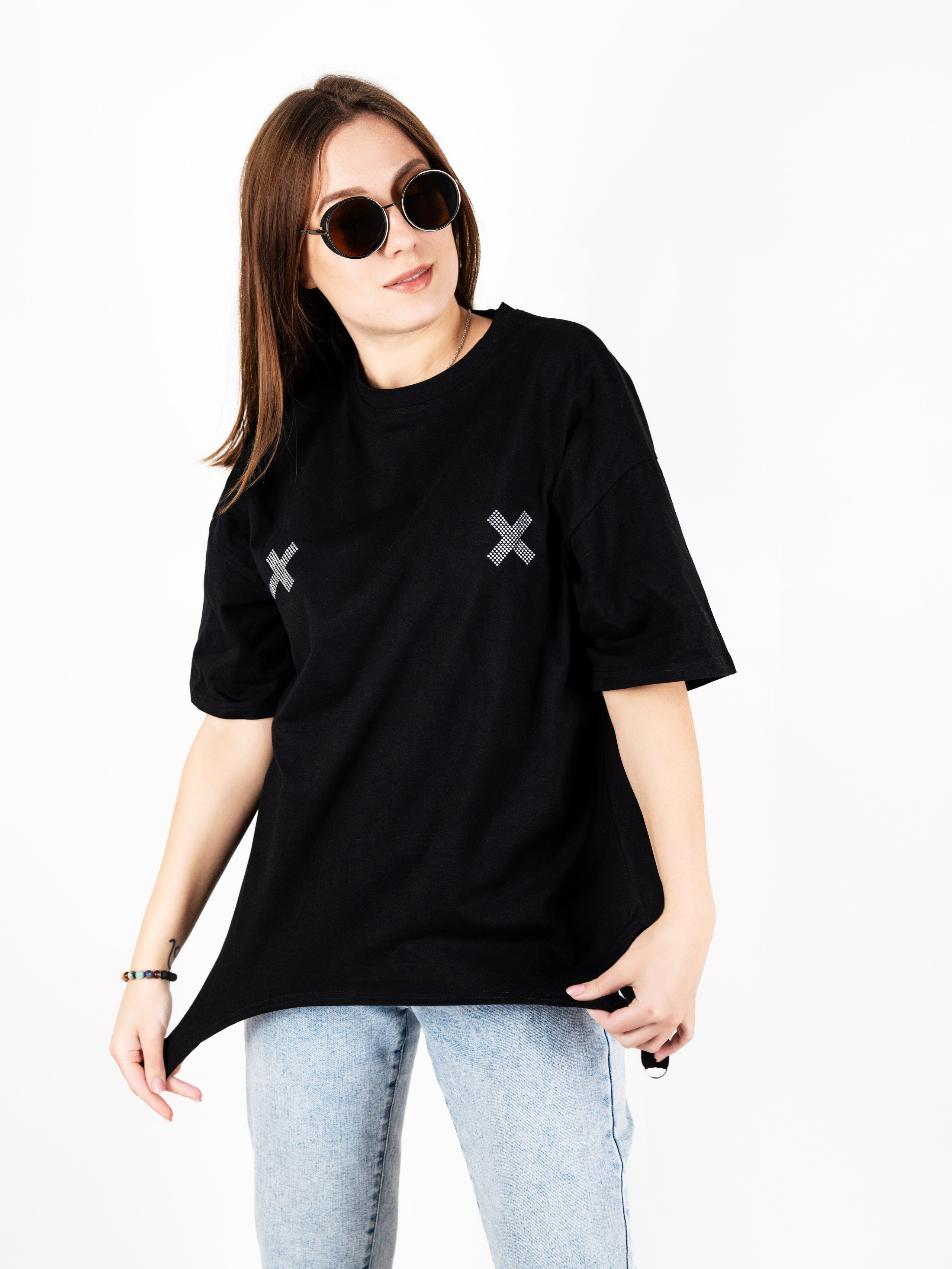 Футболка стиля Oversize, модельная съемка с нанесением инфографики. Олейник Денис — предметный фотограф, фотограф для маркетплейсов в Казани