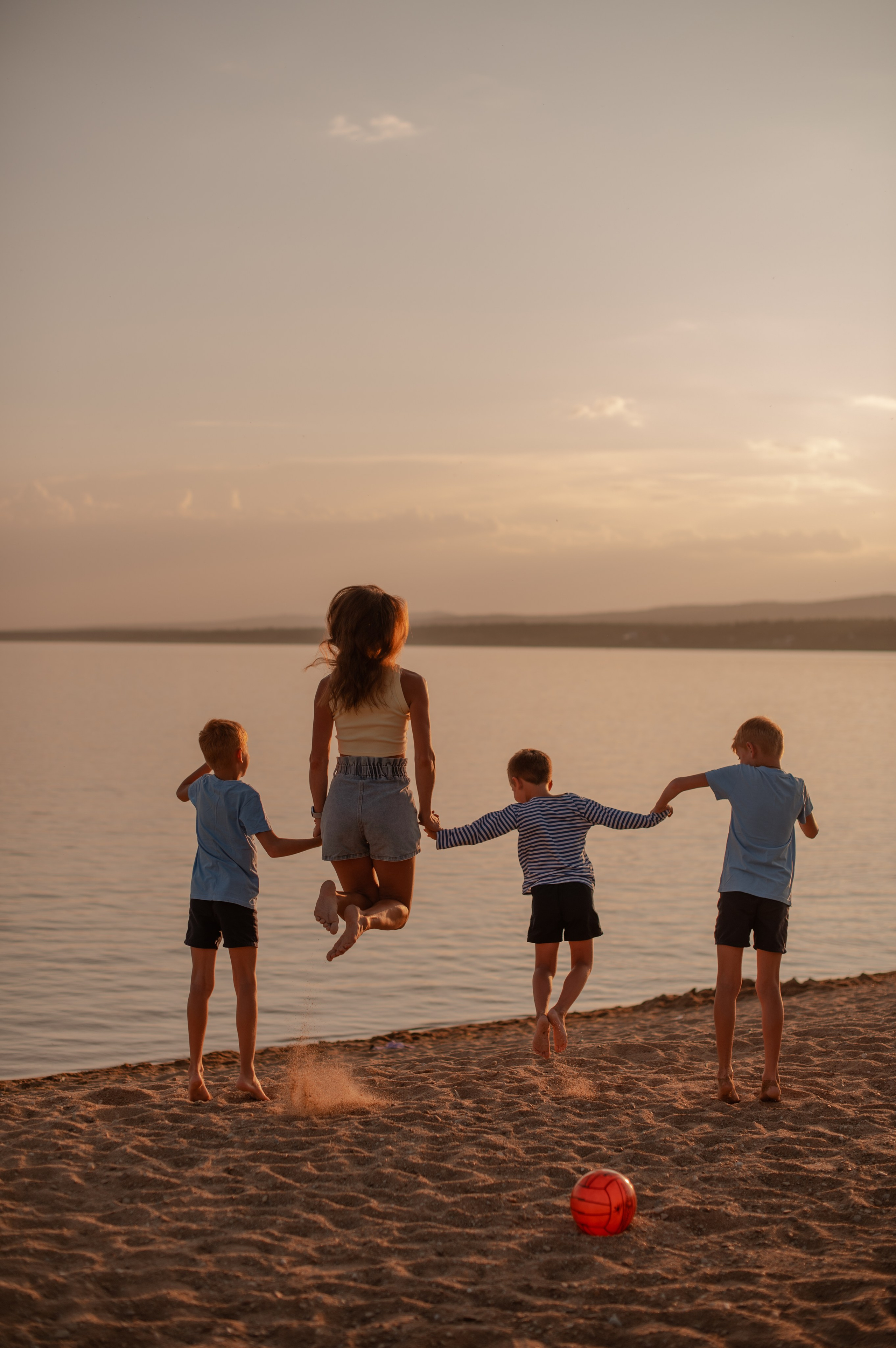 Катя и детишки на Арахлее. Фотограф Виктория Воронина