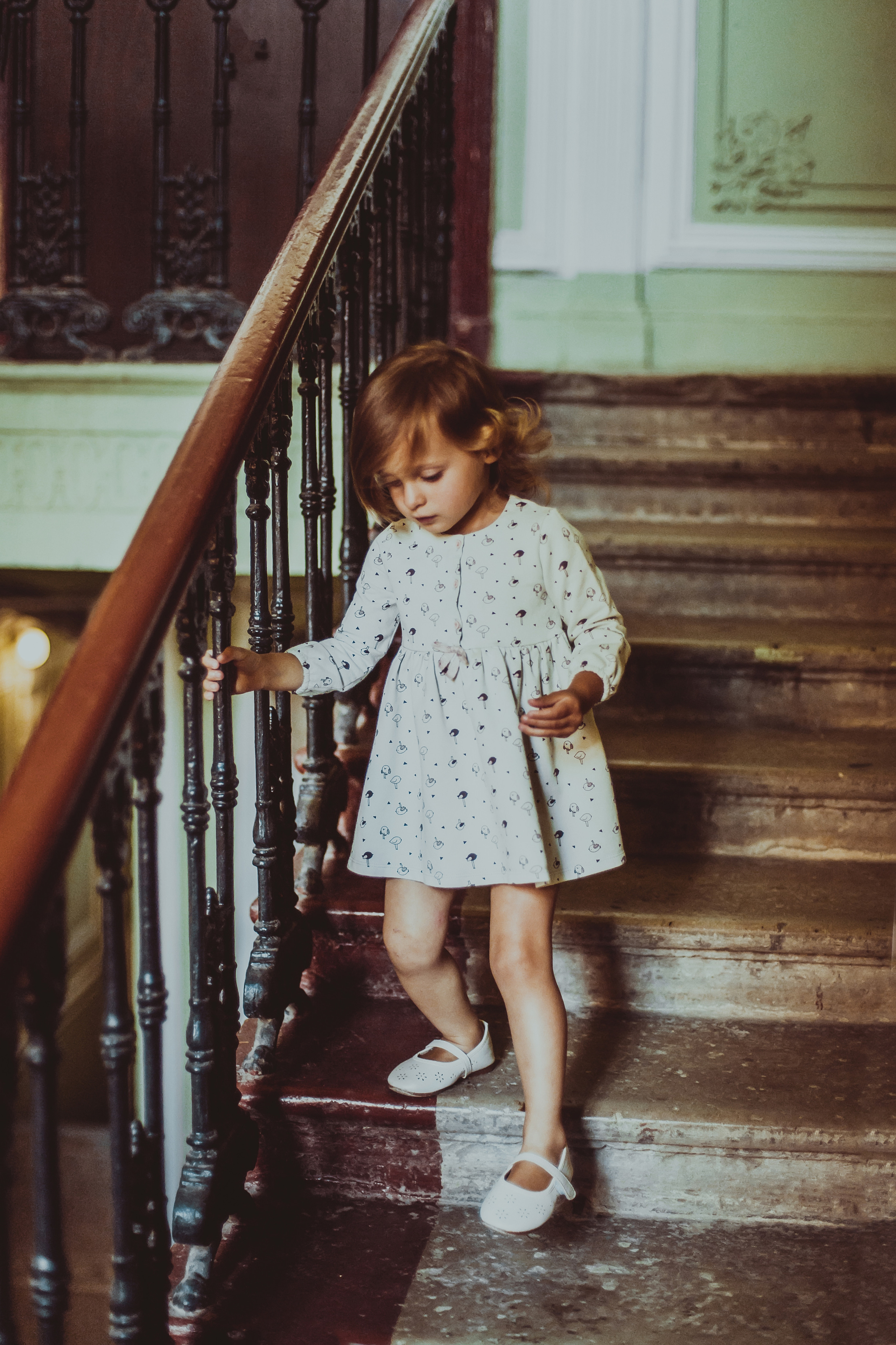 Фотосессия маленькой девочки во дворах и парадных Васильевского о-ва. Детский, свадебный и семейный фотограф Юлия Курбатова, Санкт-Петербург