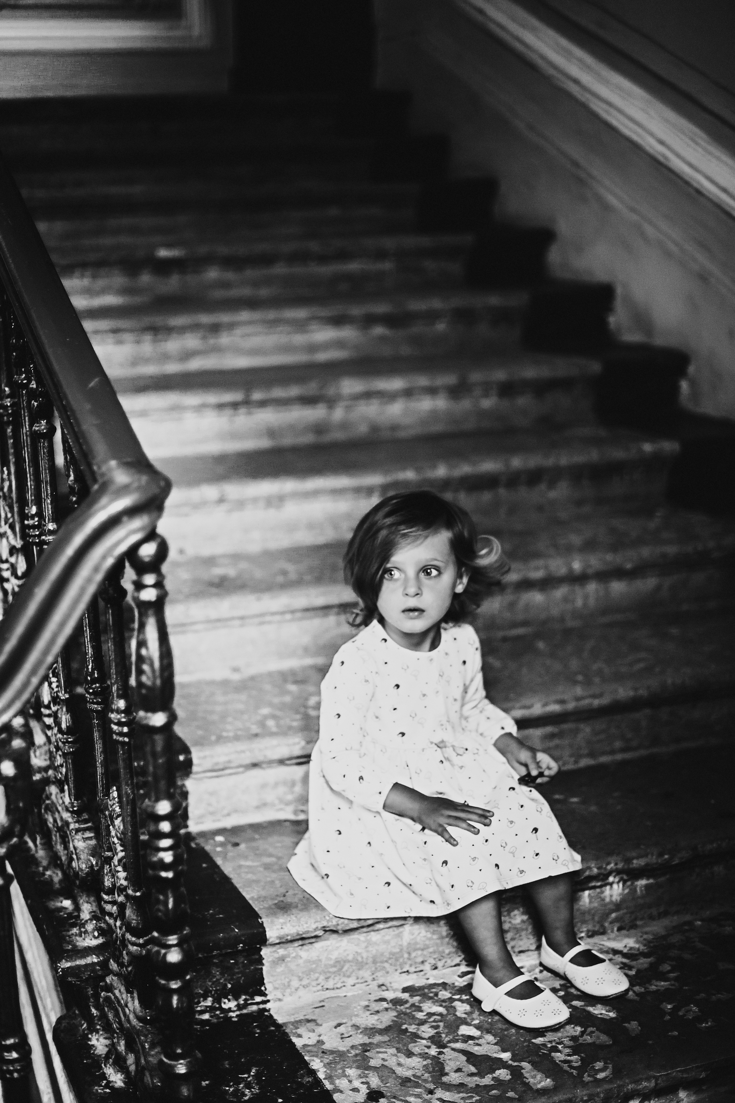 Фотосессия маленькой девочки во дворах и парадных Васильевского о-ва. Детский, свадебный и семейный фотограф Юлия Курбатова, Санкт-Петербург