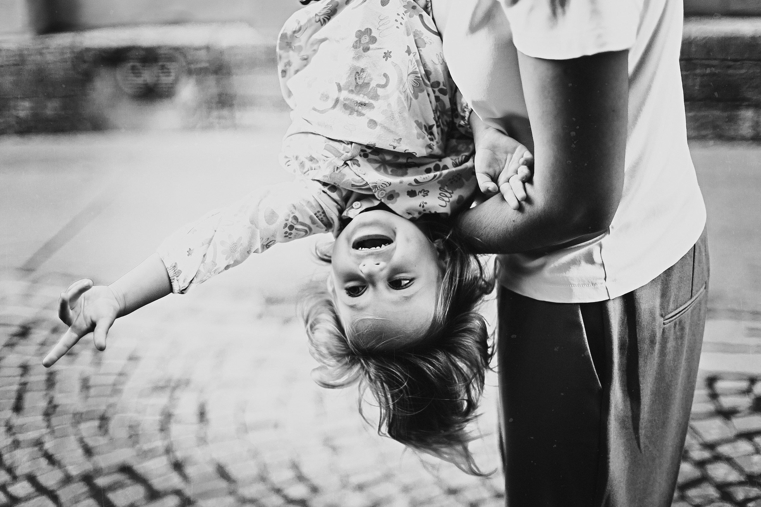 Фотосессия маленькой девочки во дворах и парадных Васильевского о-ва. Детский, свадебный и семейный фотограф Юлия Курбатова, Санкт-Петербург