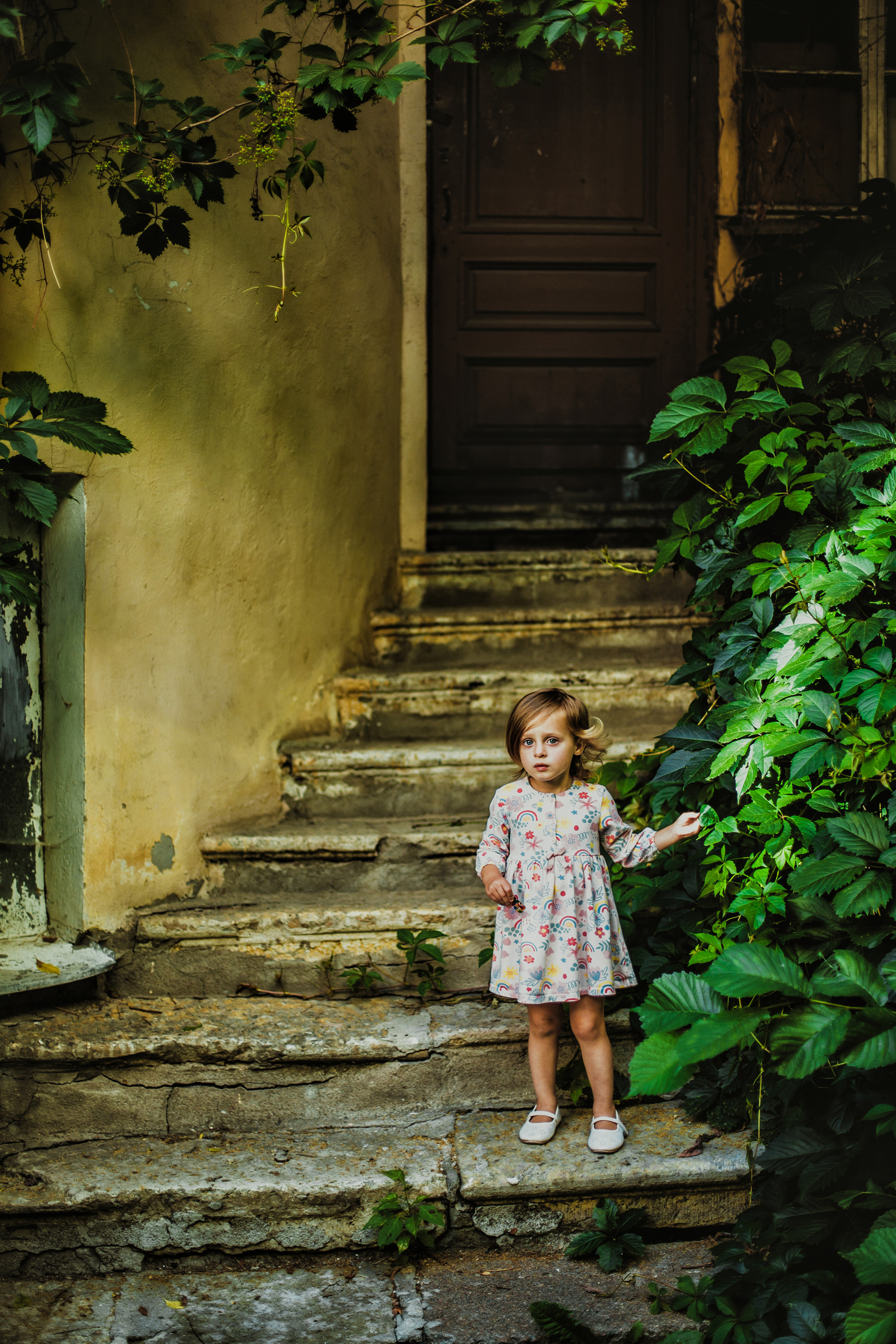 Фотосессия маленькой девочки во дворах и парадных Васильевского о-ва. Детский, свадебный и семейный фотограф Юлия Курбатова, Санкт-Петербург