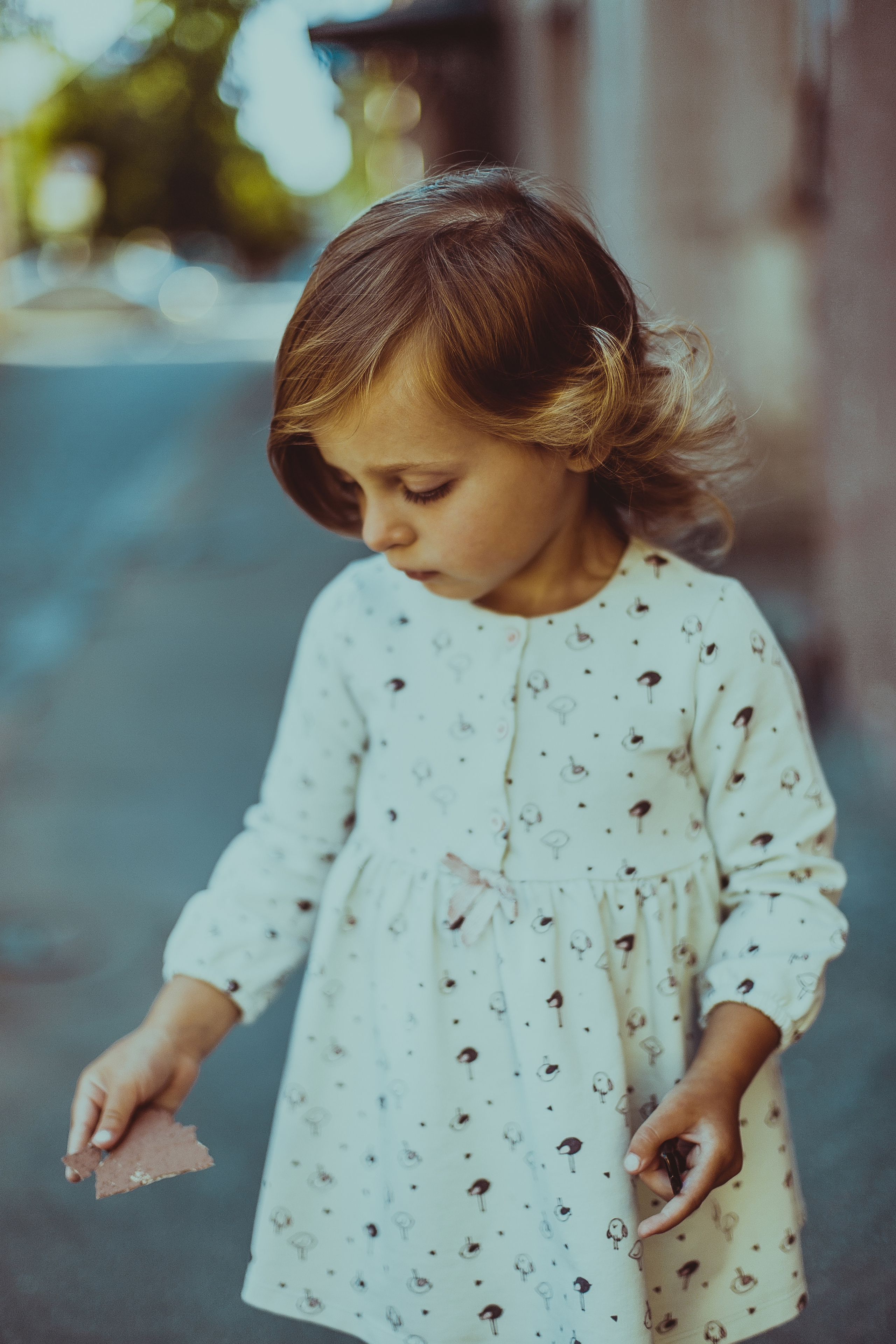 Фотосессия маленькой девочки во дворах и парадных Васильевского о-ва. Детский, свадебный и семейный фотограф Юлия Курбатова, Санкт-Петербург