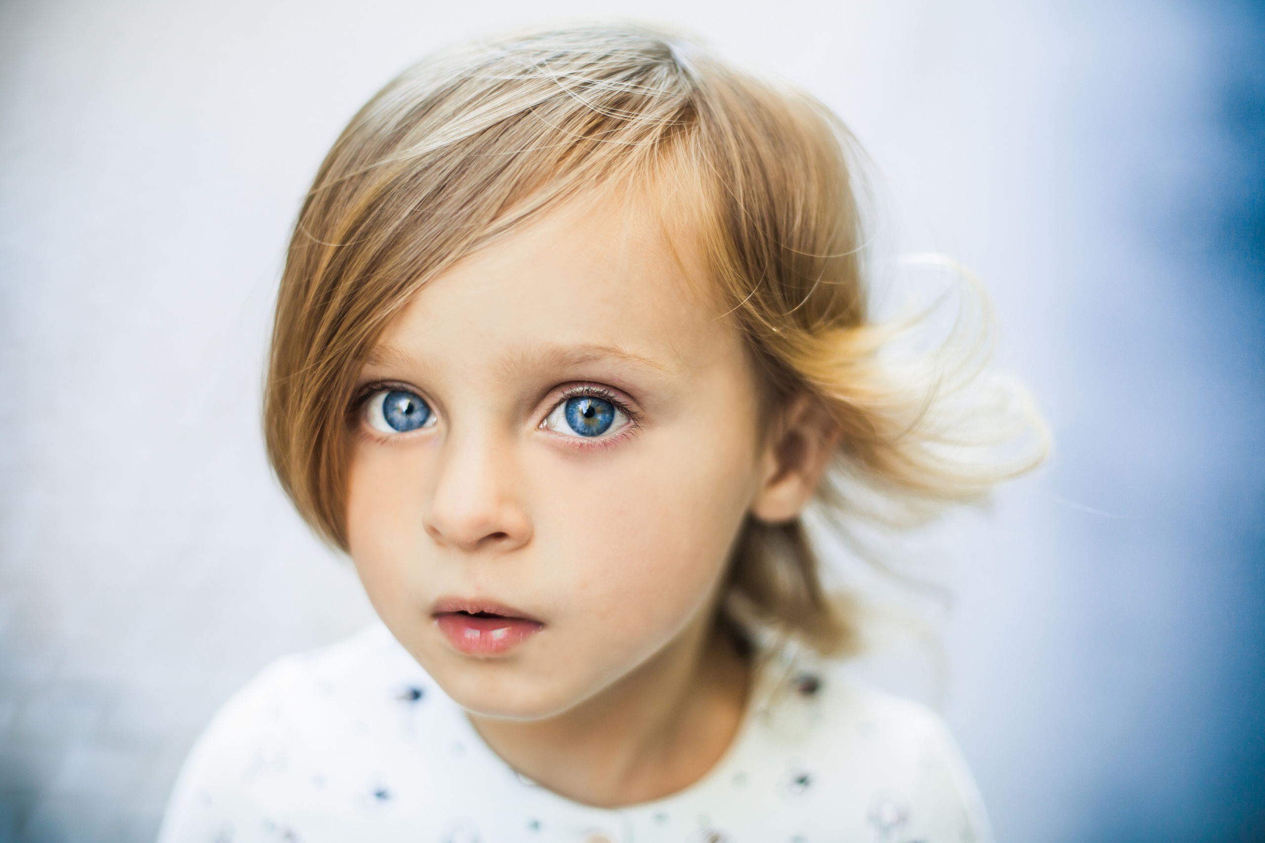 Фотосессия маленькой девочки во дворах и парадных Васильевского о-ва. Детский, свадебный и семейный фотограф Юлия Курбатова, Санкт-Петербург