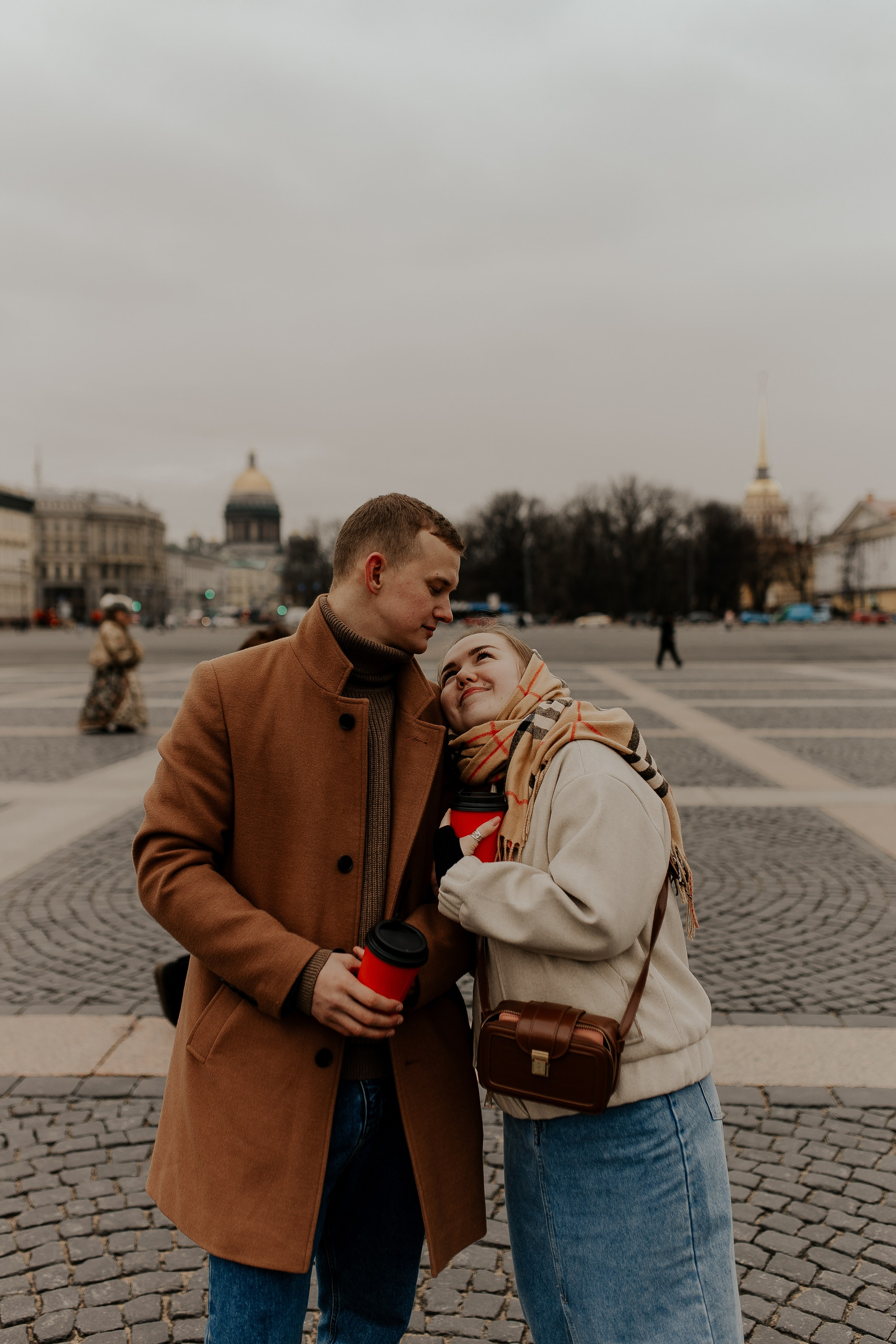 Пара гуляет по Петербургу. Фотограф в Санкт-Петербурге Лиза Семченкова
