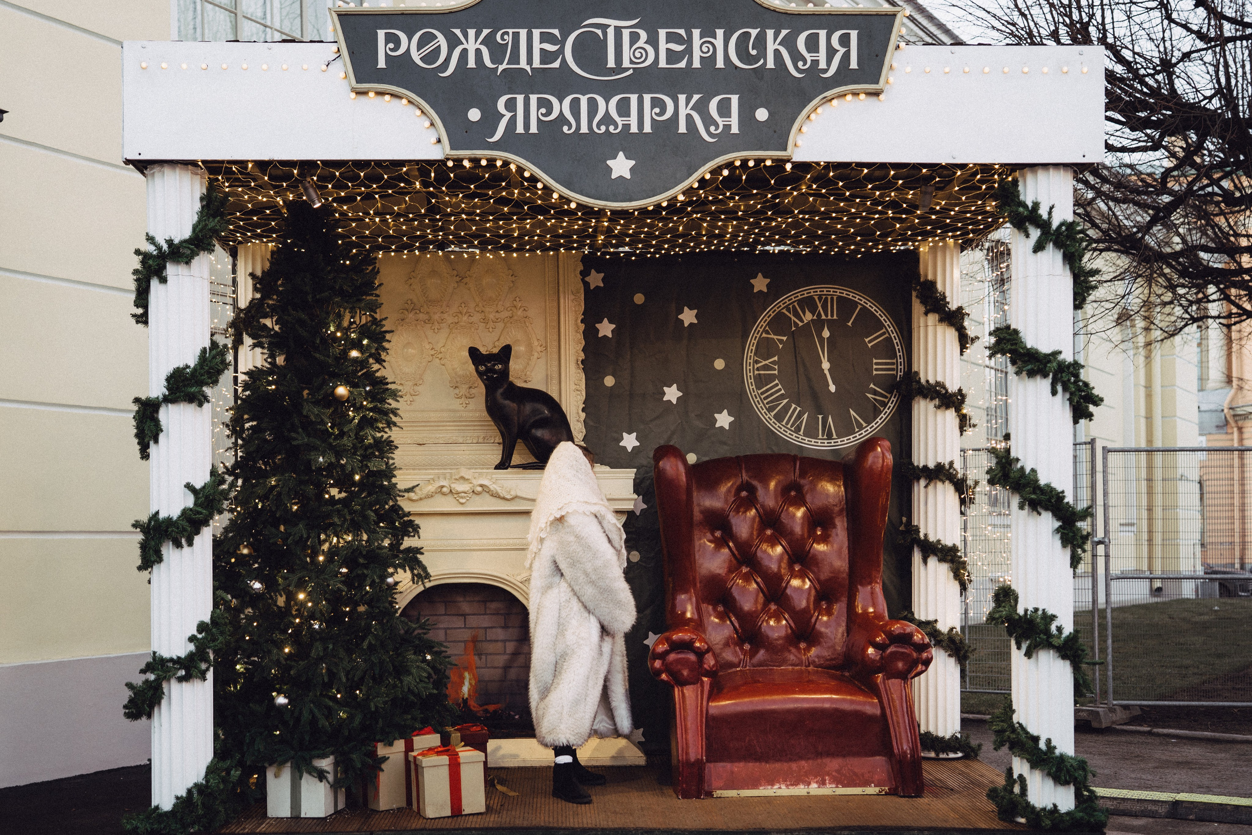 ПРОГУЛКА НА МАНЕЖНОЙ ПЛОЩАДИ ДЛЯ ДЕВУШКИ ПЕРЕД НОВЫМ ГОДОМ (НОВОГОДНЯЯ ФОТОСЕССИИЯ НА МАНЕЖНОЙ ПЛОЩАДИ). Профессиональный фотограф, Санкт-Петербург — Виктория Богомолова