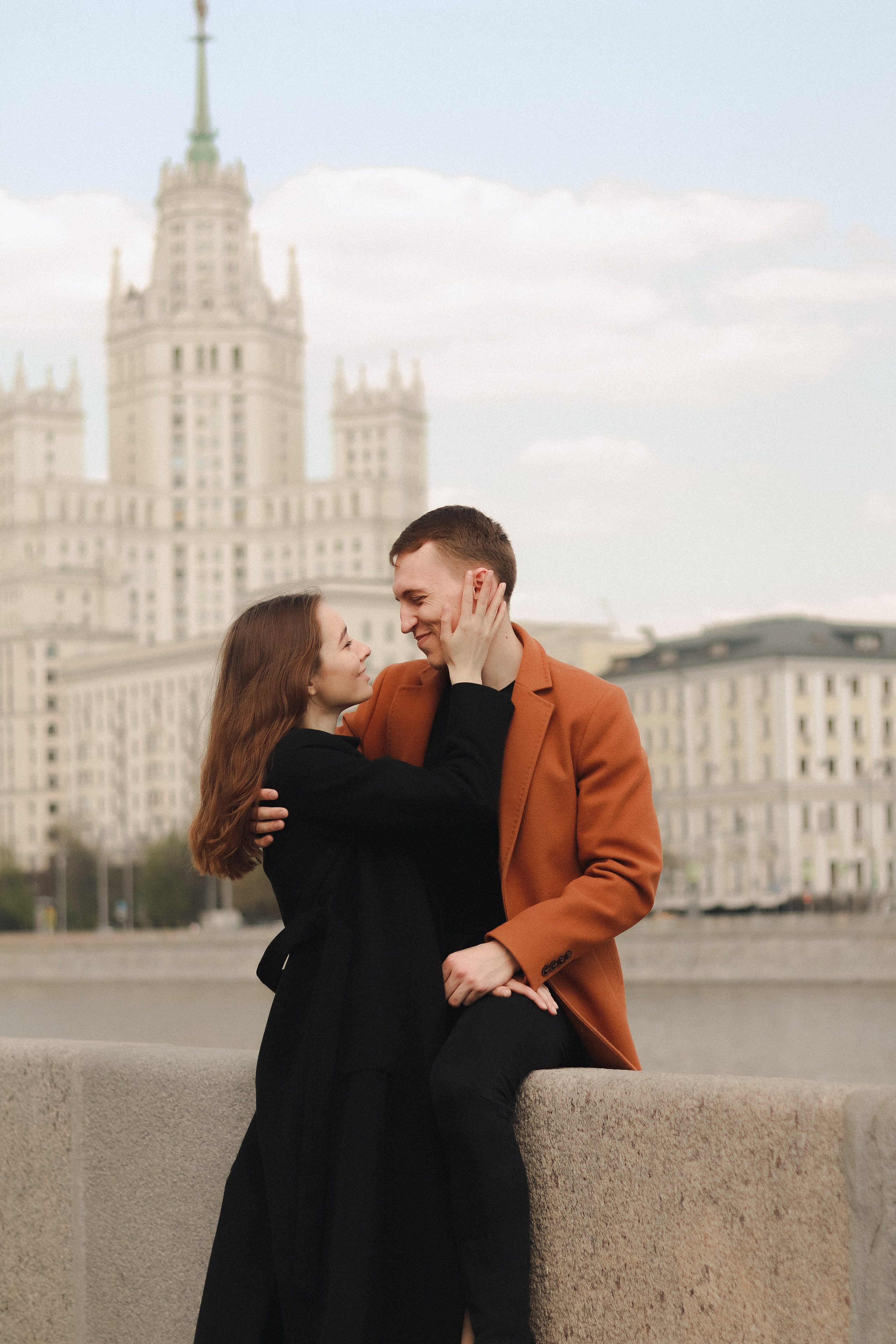 Парная фотосессия Елизавета & Роман на Котельнической набережной в Москве. Индивидуальный, свадебный, и love-story фотограф в Москве