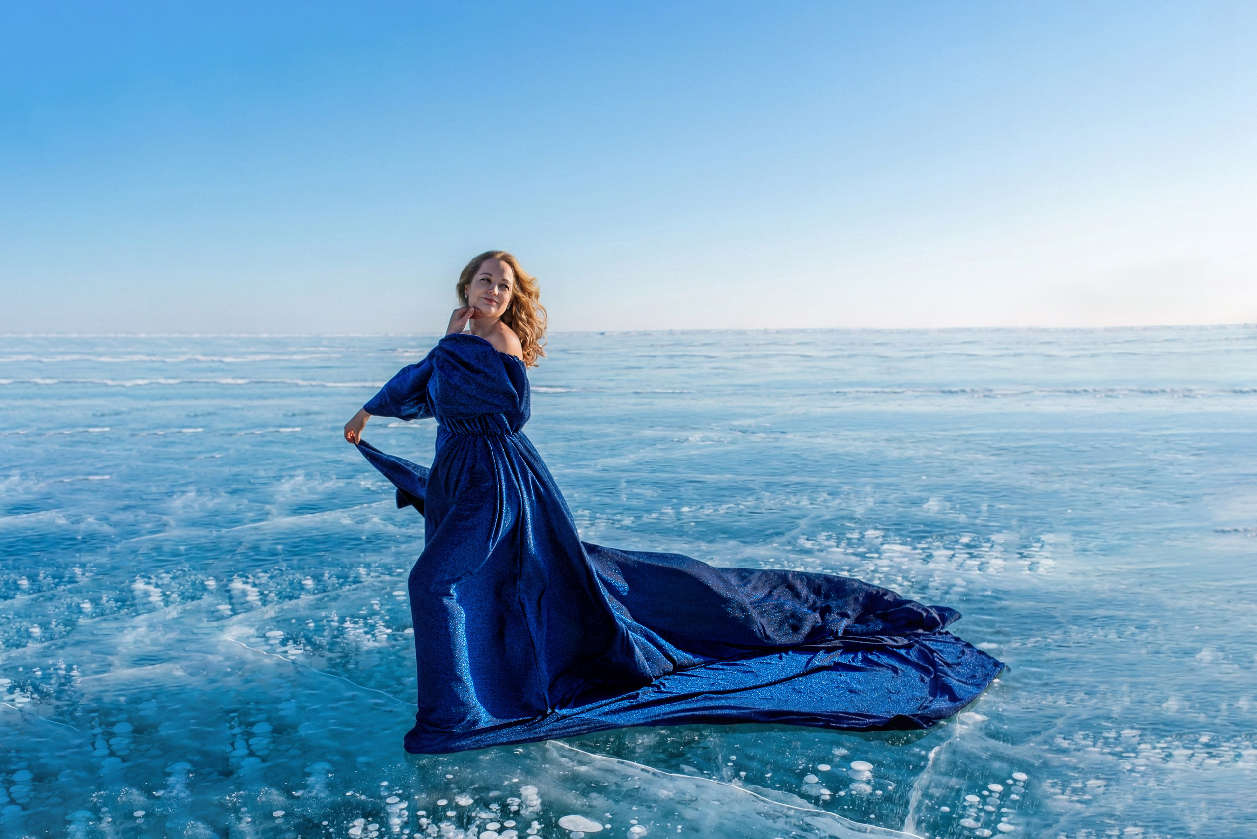 Летящее платье со шлейфом на фотосессию на Байкале. Туры на Байкал с фотографом под ключ. Фотосессии на Ольхоне