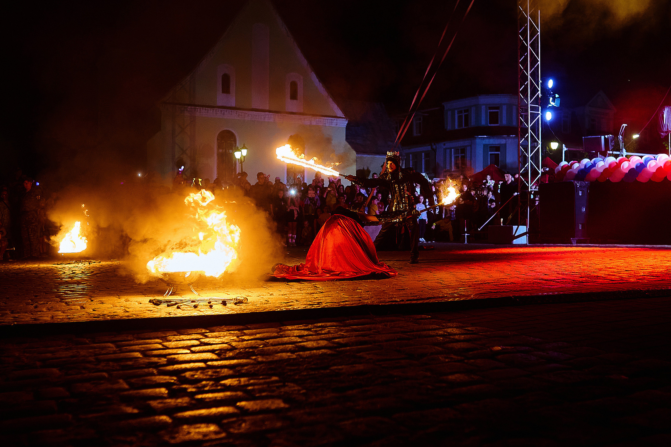 Фаер-шоу «Король Артур» в День города Гвардейска (Тапиау) 2023 г. Фотосъемка и видеосъемка в Калининграде Liveemotion.pro
