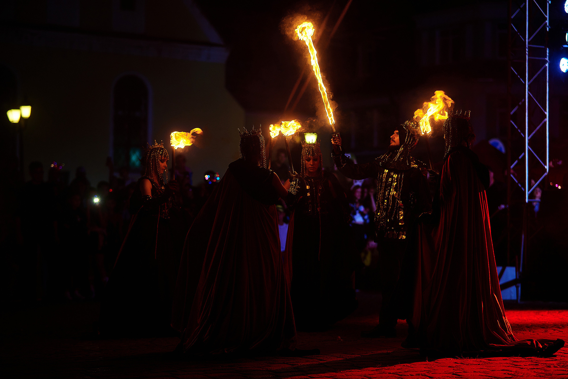 Фаер-шоу «Король Артур» в День города Гвардейска (Тапиау) 2023 г. Фотосъемка и видеосъемка в Калининграде Liveemotion.pro